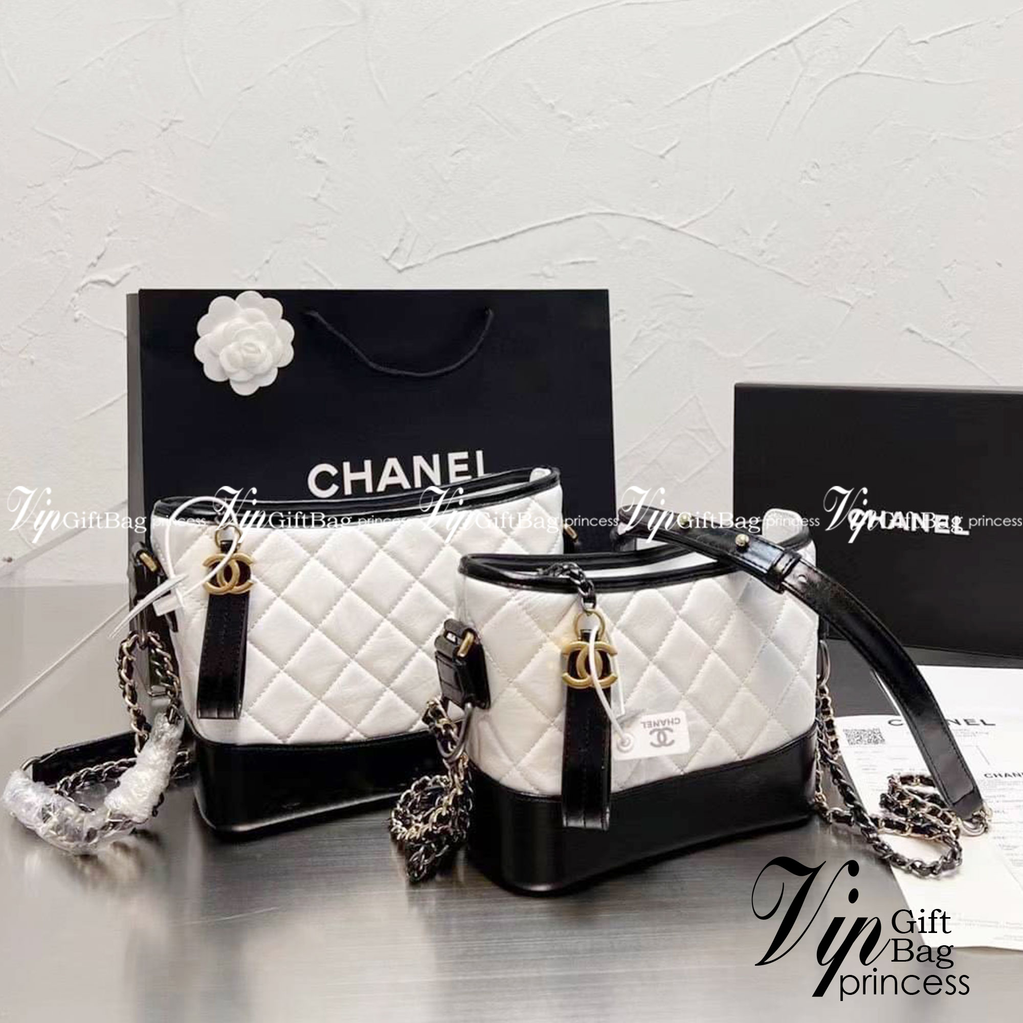 CHANEL SHOULDER BAG / CHANEL GABRIELLE HOBO BAG มี 2 size 8" 10" กระเป๋าสะพายข้าง/ไหล่ หนังนิ่ม หรู มาพร้อมพวงกุญแจสัญลักษณ์แบรนด์ อะไหล่พร้อมโซ่สะพายสีทองสลับเงิน สามารถสะพาย crossbody หรือสะพายไหล่ได้หมด สะพายแล้วขับผิวมากๆ