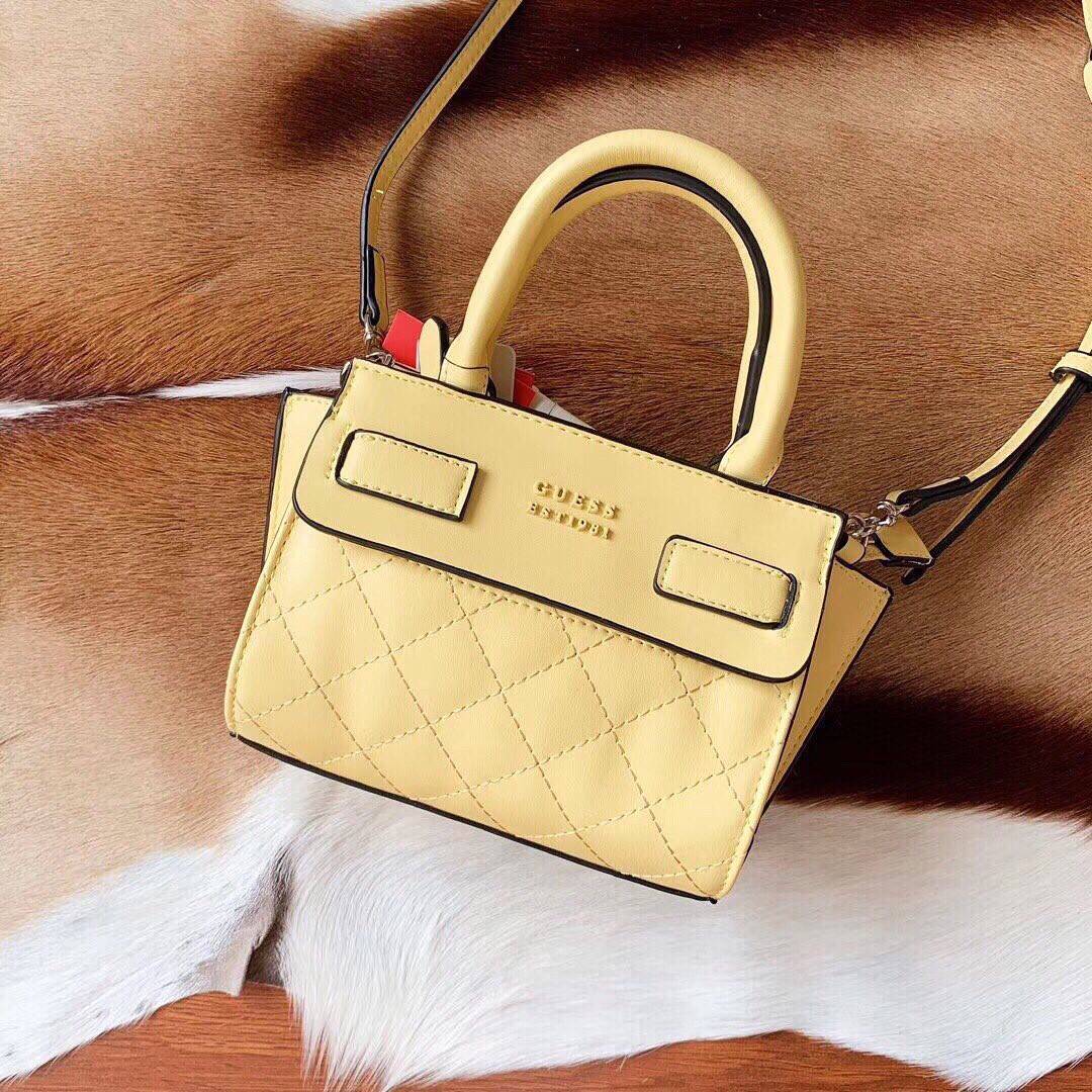 GUESS ELLIANA QUILTED MINI SATCHEL BAG กระเป๋าสะพายรุ่นยอดนิยม วัสดุ PU คุณภาพดี นิ่ม น้ำหนักเบาด้านหน้าประดับด้วยโลโก้แบรนด์สุดหรู เปิดปิดกระเป๋าด้วยซิปสะดวกใช้ ด้านในกว้างมีช่องซิปสำหรับใส่ของ ใส่มือถือได้ทุกรุ่น ซับในลายแบรนด์ สายสะพายหนังเลื่อนปรับระด