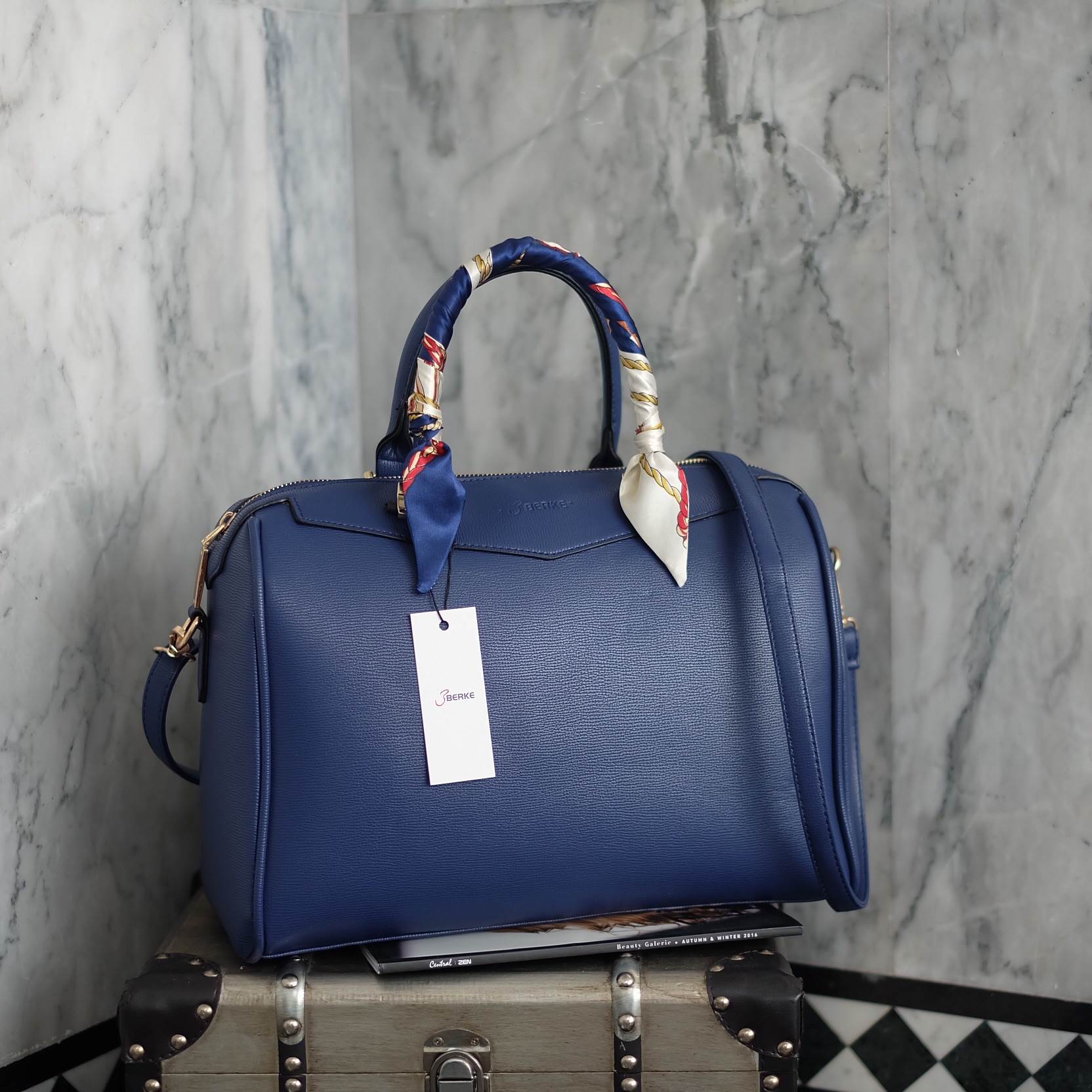 รุ่นใหม่ล่าสุด จากแบรนด์ Berke ขนาด มินิ หนังลายสวยมากคะ ขนาดใหญ่ จุของคุ้ม แต่น้ำหนักเบา ดูแลรักษา ตกแต่งด้วยผ้าพันกระเป๋ารุ่นพิเศษ ปรับ พันเป็นโบว์ได้คะ ทำให้กระเป๋าน่ารักสุดๆ พร้อมสายสะพายยาว ภายในมีช่องซิป และช่องใส่ของจุกจิก 2 ด้าน เลยค่า หูกระเป๋าพั