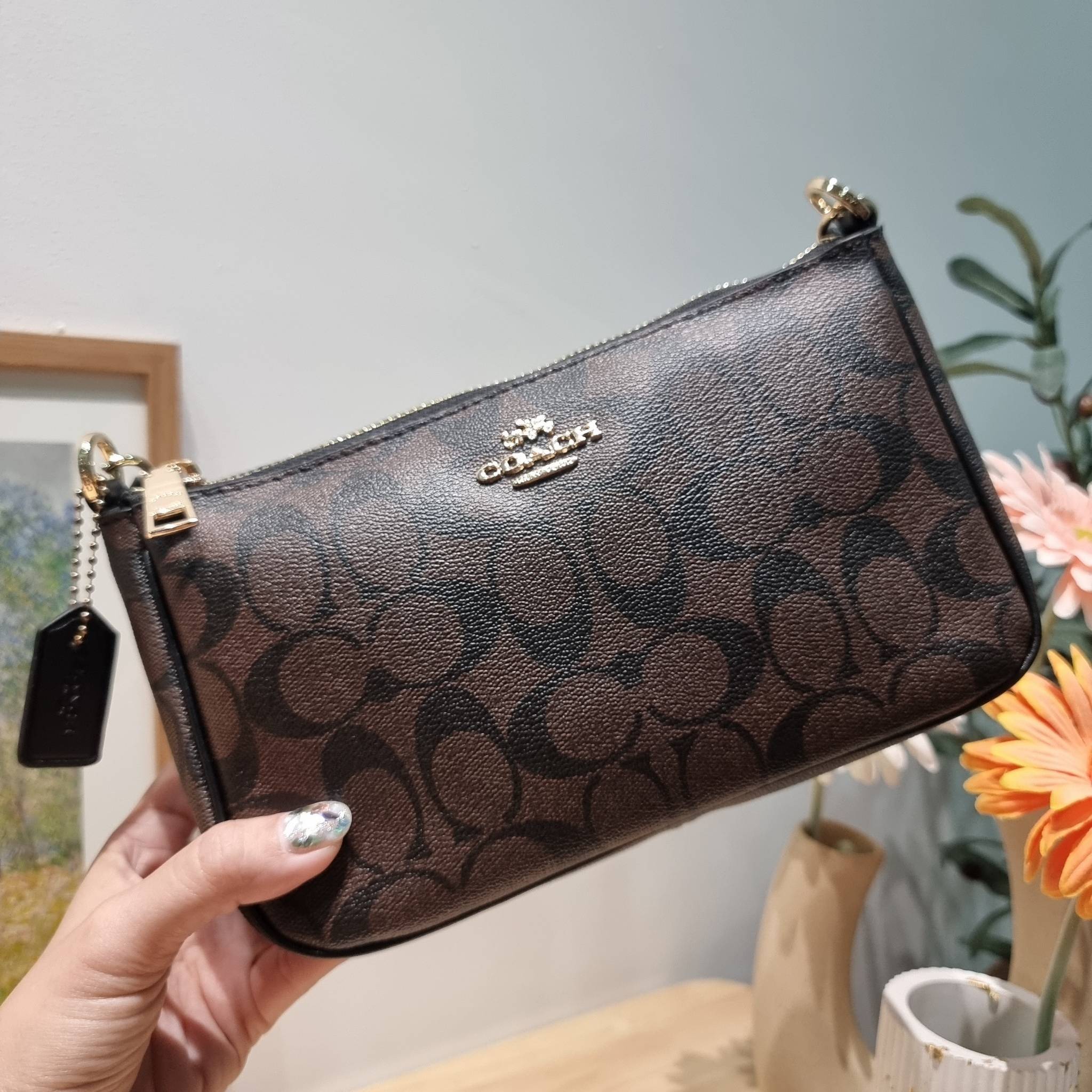 COACH TOP HANDLE POUCH F58321 พร้อมส่ง 9 สี กระเป๋าทรงพอช ยอดฮิต ยกขึ้นแท่น ด้วยดีไซน์ที่ออกมาให้ใช้งานได้ง่าย ขนาดกำลังเหมาะ