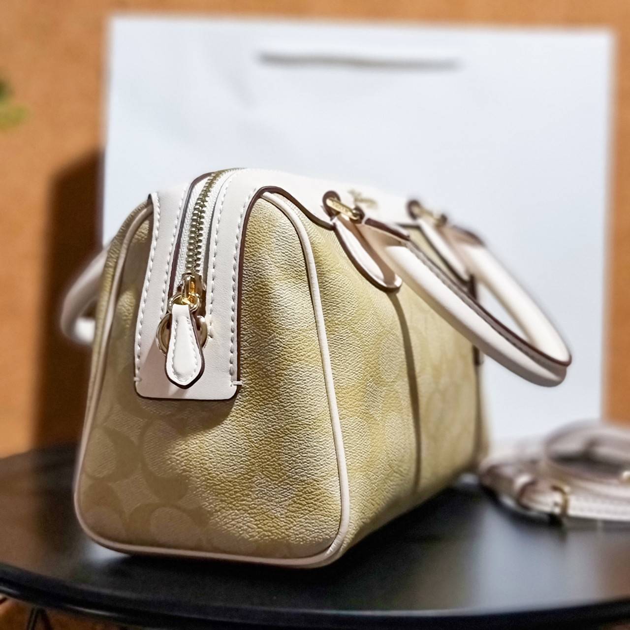 ของแท้ 💯% 】COACH F32203 MINI BENNETT SATCHEL IN SIGNATURE CANVAS กลับมาอีกครั้ง!! กับกระเป๋าทรงหมอนยอดฮิต 🥳 มีกี่สีก็ขายหมด วัสดุหนังแคนวาสเคลือบลาย ทรงสวยใช้งานได้ทุกโอกาส