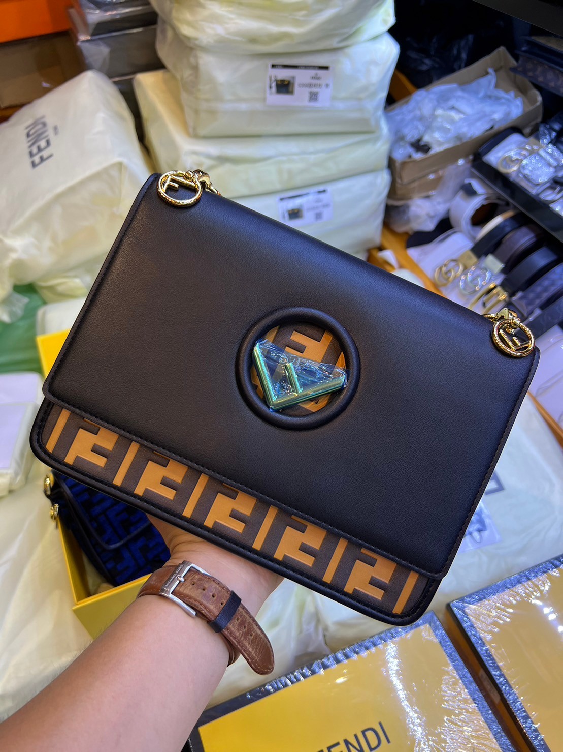 FENDI KAN leather bag เกรดออริจินอล ด้วยสีและลวดลายคลาสสิกตามแบบแบรนด์ เข้าได้กับสาวๆ ทุกสไตล์ บ่งบอกความเป็น FF ได้อย่างสมบูรณ์แบบ โทนสีแมตช์กับเสื้อผ้าได้ง่าย เสริมลุคสาวมั่นก็ลงตัว หรือเปลี่ยนมาติดสายสะพายยาวเพื่อสะพายคาดลำตัวก็ได้ความชิลและคล่องตัวไปอ