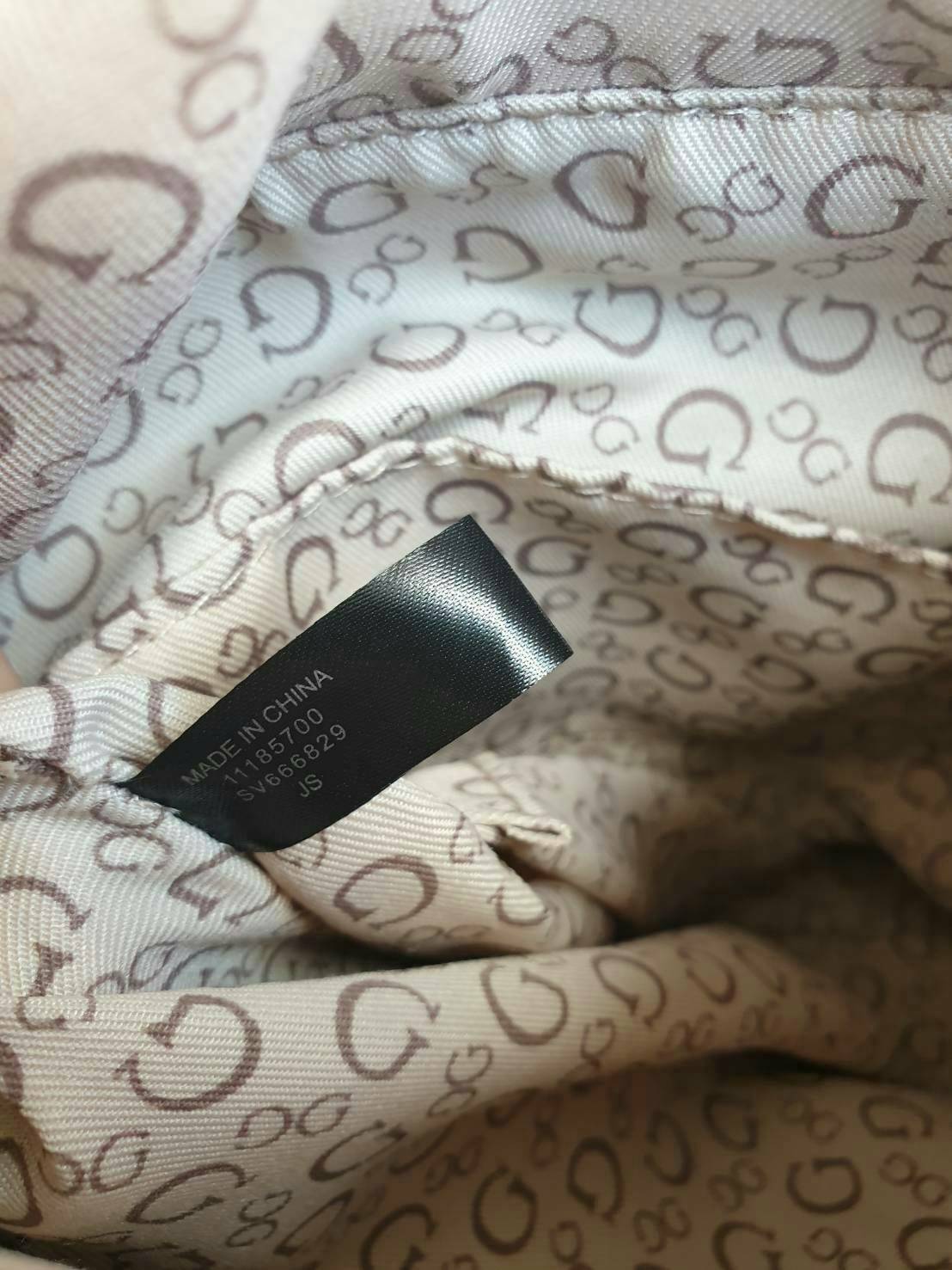 3สี Guess Bucket Bag กระเป๋ารุ่นใหม่ล่าสุด อวดไอเทมแสนเก๋กับกระเป๋าทรงถังสุดน่ารัก พิมพ์ลายรอบใบ วัสดุ Saffiano PU คุณภาพดี นิ่ม น้ำหนักเบา ด้านหน้าประดับด้วยโลโก้แบรนด์สวยโดดเด่น เปิดปิดด้วยเชือกหนังใช้หูรูดปลายเชือกประดับอะไหล่เงินสะดวกใช้ ด้านในโล่งกว้