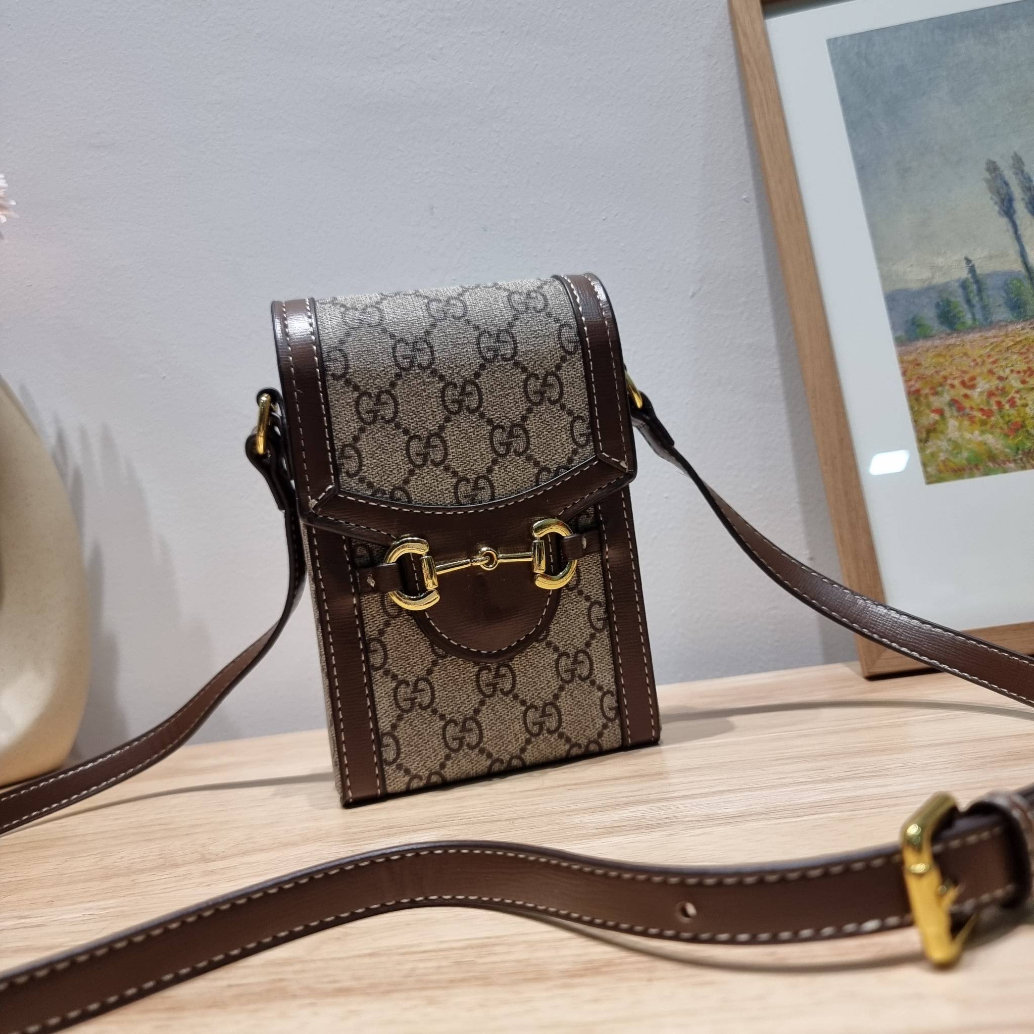 Set 3 ชิ้น Gucci Horsebit 1955 mini bag / Gucci Phone Bag box set ชวนสะสม ใครมองหาของขวัญอยู่ เซ็ทนี้จัดว่าเลิศมาก! กับการจับเอารุ่นยอดฮิต มามิกซ์รวมกับไอเท็มสุดคุ้มของมันต้องมี!! จัดเรียงให้อยู่ในกล่อง box set ลิมิเต็ด ที่มีทั้งแว่นตา gentle monster แบรน