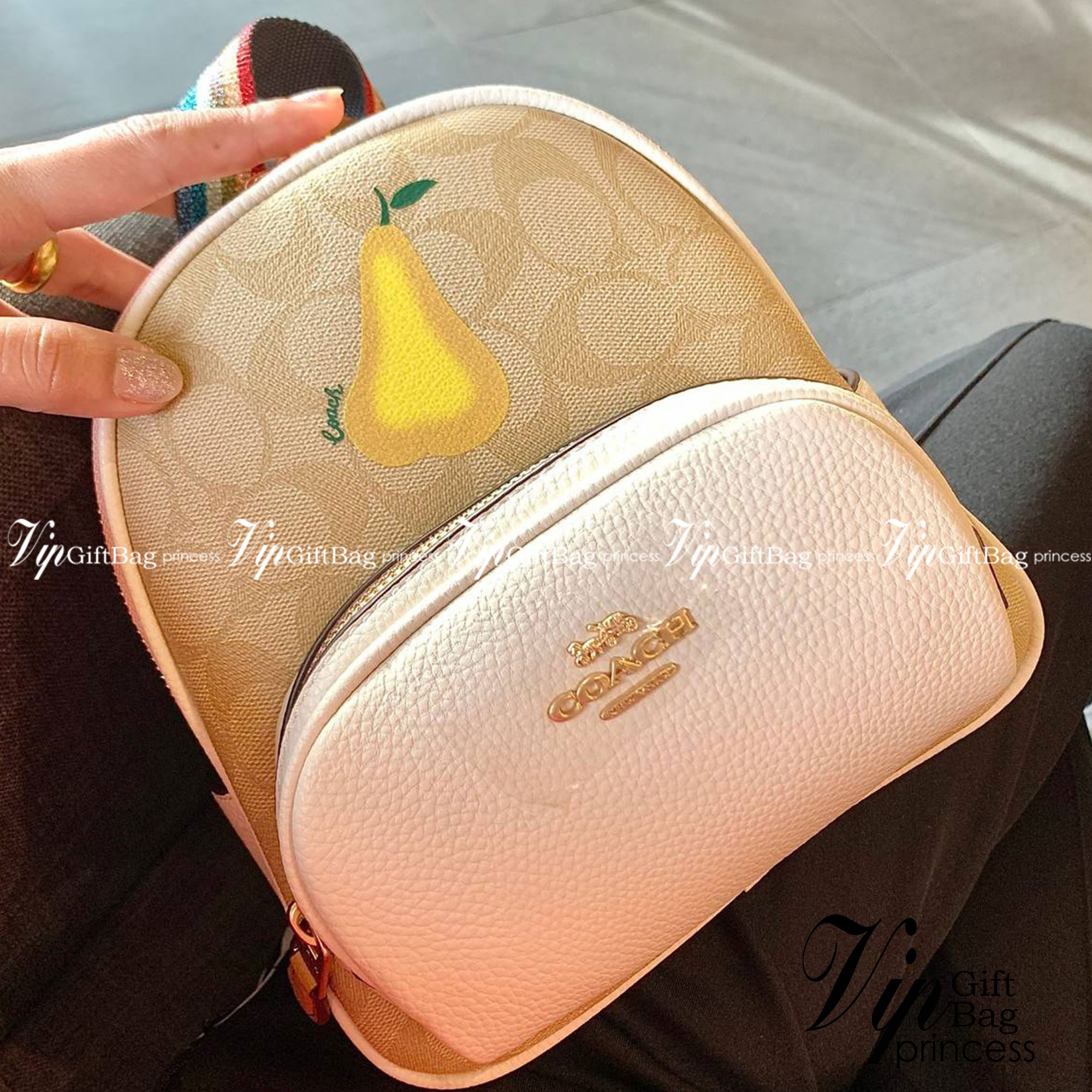 COACH MINI COURT BACKPACK IN SIGNATURE WITH PEAR ((c8258)) 🌈สวยกันก่อนใคร วางน้องไม่ลงเลยจริงๆค่าา😍 พร้อมส่ง! กับกระเป๋าสะพายหลังแบบมีหูหิ้วในตัว บอกก่อนเลยว่าหนังของน้องทั้งนิ่ม ทั้งสวย อย่างดีเลยค่ะ