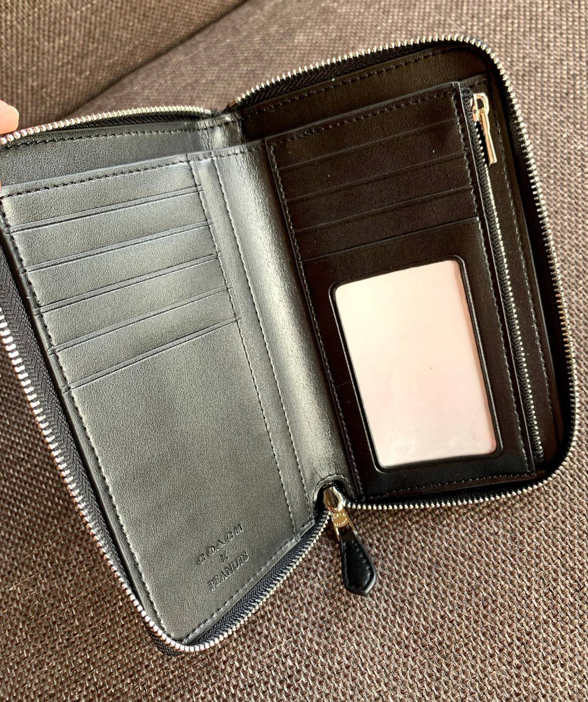 ทั้งสวย ทั้งน่ารัก อดใจไม่อยู่จ้าา💋COACH X PEANUTS MEDIUM ID ZIP WALLET WITH SNOOPY PRINT ((C4123)) 📣พร้อมส่งค่ะ! กระเป๋าเงินใบกลาง ขนาดพอดีๆ 🔺ตัวกระเป๋าทั้งใบปริ้นลายการ์ตูนSnoopy ดูซุกซน น่ารักมากๆค่ะ