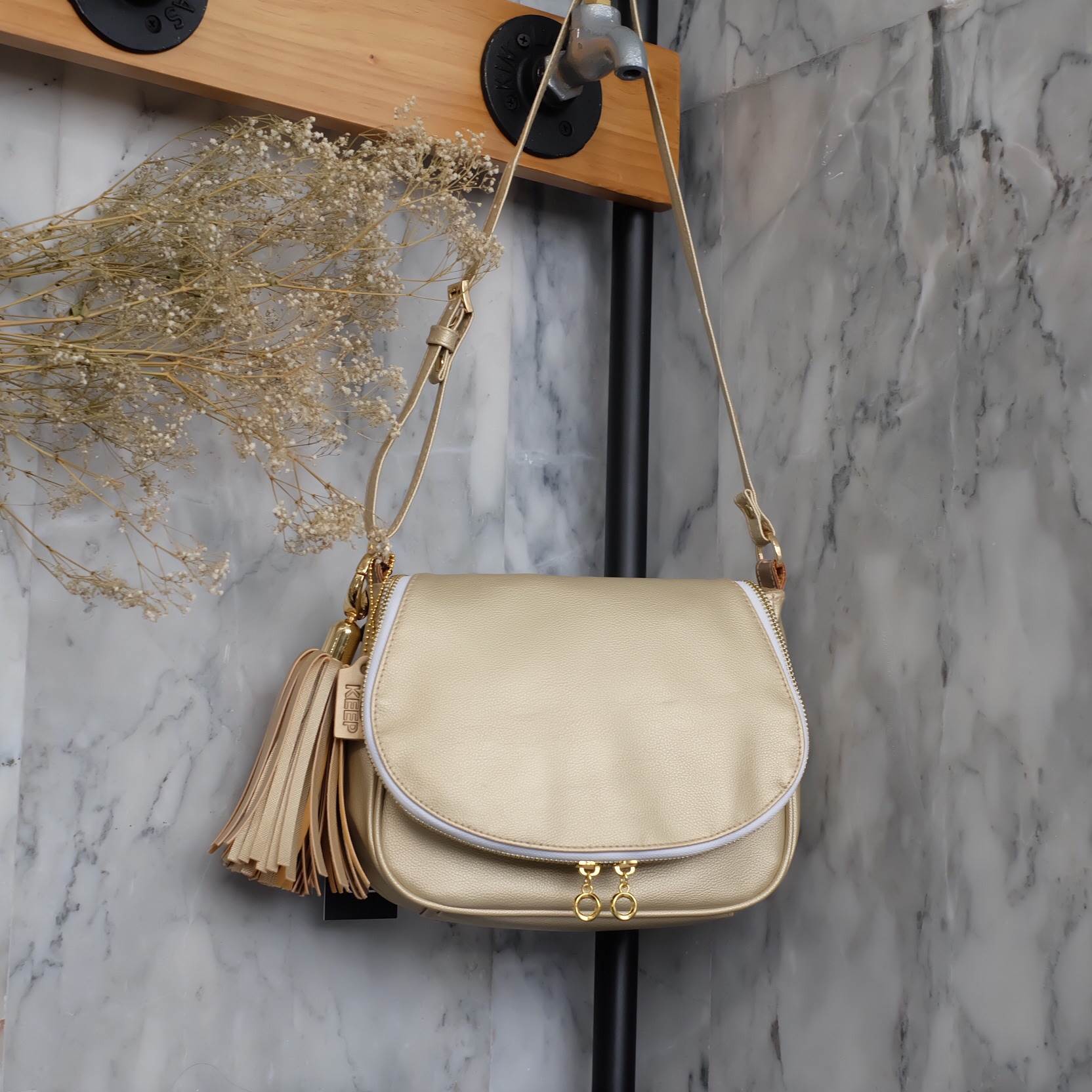 New Arrival! แบบมาใหม่ สวยๆ รับปีไก่ทองกันค่า วันนี้ทางร้าน ได้ รุ่น Limited edition จาก แบรนด์ KEEP -shoulder bag with key chain สี Light Gold มาคะ ใบนี้ แม่ค้า เฟริมว่า สวยเกินคำบรรยาย ค๊า