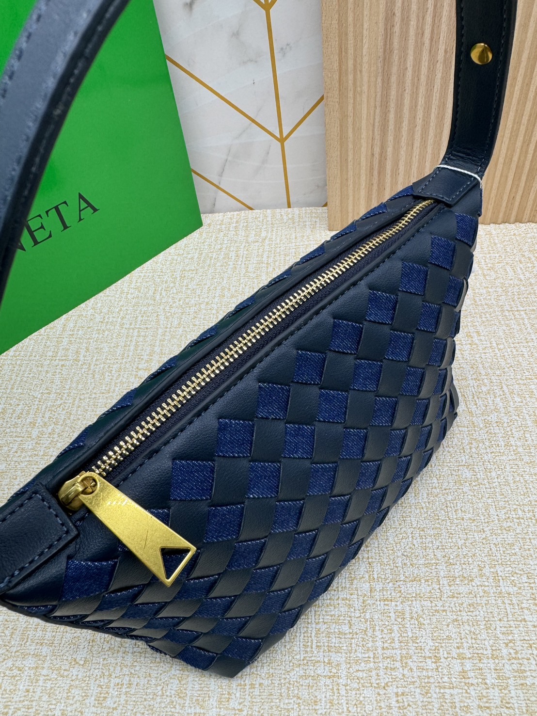 BOTTEGA Mini Wallace Denim Top-Handle Bag 20cm / BOTTEGA Hobo Bag กระเป๋าสะพายไหล่ วัสดุเดนิมคอตตอน ดีไซส์สานเป็นเอกลักษณ์สวยงาม เกรดออริ 1:1 ใช้งานต่างประเทศได้