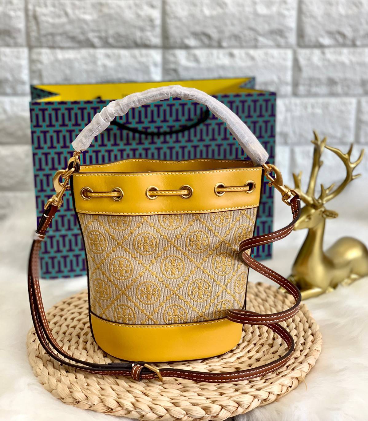 TORY BURCH T MONOGRAM JACQUARD MINI BUCKET BAG พร้อมส่งค่ะ! กระเป๋าทรงถังสุดฮิต ไม่ว่าลุคไหนๆก็สุดชิวว วัสดุผ้าJacquard+หนังแท้ ได้คลาสสิคมากๆค่ะ