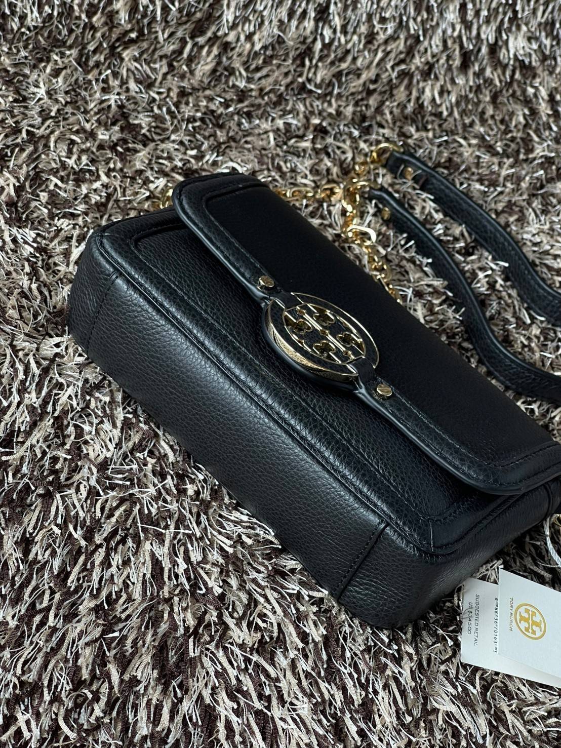 Tory Burch mini Amanda Leather crossbody bag กระเป๋าสะพายทรงครอสบอดี้ ที่ดูเรียบง่ายแต่ยังคงเสน่ห์ความเป็นTory ด้วยโลโก้ที่เป็นซิกเนเจอร์ มีฟังก์ชั่นการใช้งานที่ง่าย และคล่องตัว ทำให้สะดวกใช้งานได้ทุกที่ทุกเวลา สุดคลาสสิกและดูแพงด้วยโลโก้ด้านหน้าอะไหล่สีท