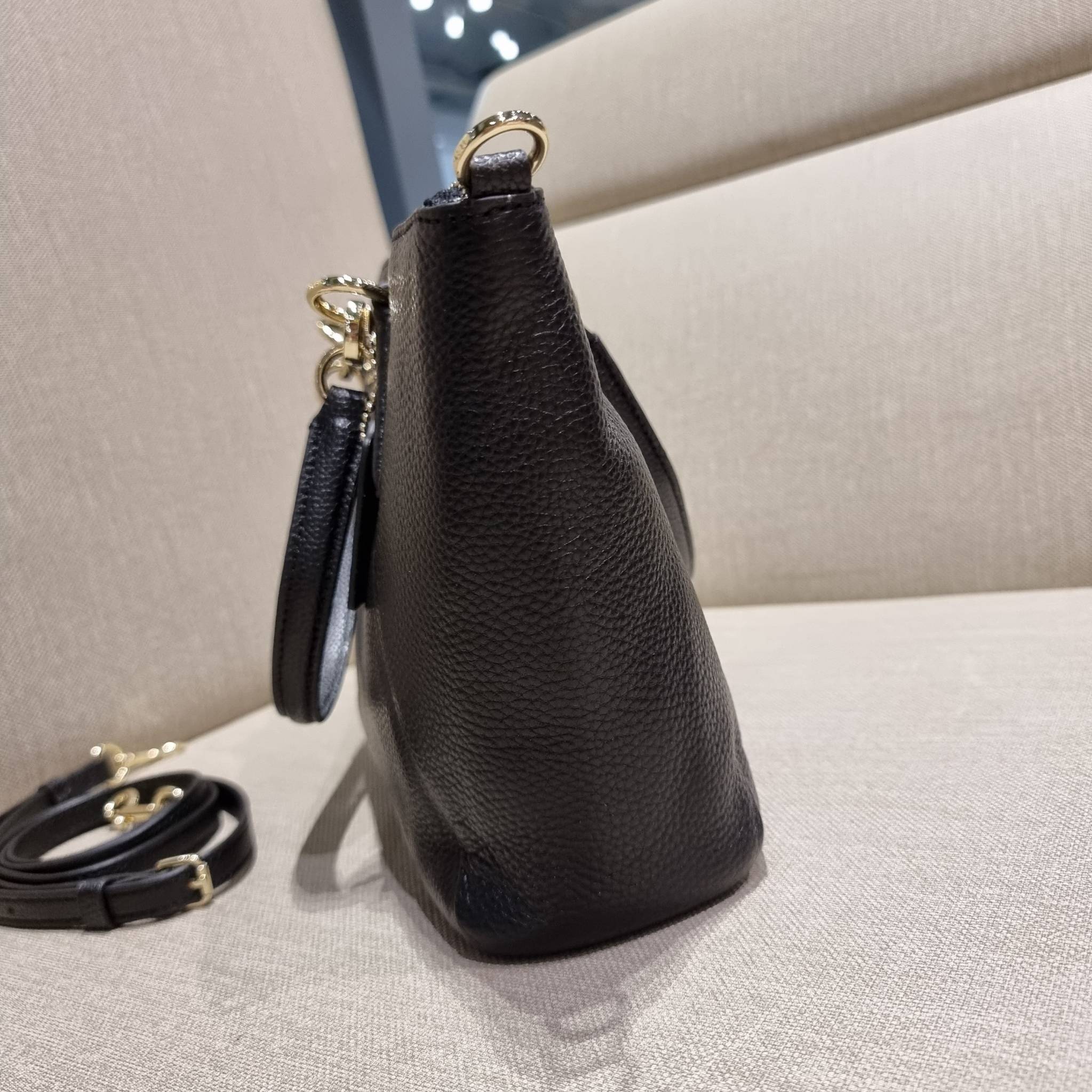 COACH F36675 SMALL KELSEY SATCHEL กระเป๋าถือ/สะพายข้าง ทรงพัดรุ่นคลาสสิค ขายดีทุกรอบ ด้วยรูปทรงที่สวย ใช้งานง่าน มีหูจับในตัว และสายครอสมาให้ วัสดุหนัง pepble สัมผัสดี (หนังจะมีรอยกดทับบ้าง ใช้งานเรื่อยๆหนังจะฟูขึ้นปกติ) เปิด-ปิดด้วยซิป รูดใช้งานง่าย ภายใ