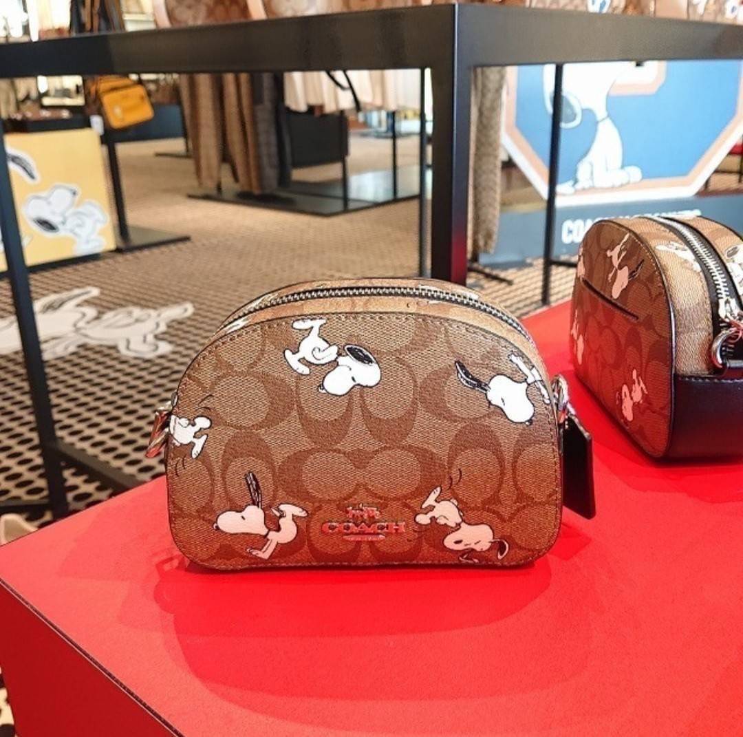 COACH C4590 COACH x PEANUTS MINI SERENA CROSSBODY IN SIGNATURE CANVAS WITH SNOOPY PRINT มาจ้าแม่ มาหนักๆอีกแล้ว กับคอลเลคชั่นที่ขายดี ขายหมด ไม่เคยพอจะขาย!! มินิเซเรนาคอลแลบกับสนูปพีแบบลงตัวที่สุด วัสดุหนังแคนวาสเคลือบลาย เปิด-ปิดด้วยซิป สะดวกใช้ ภายในเป็