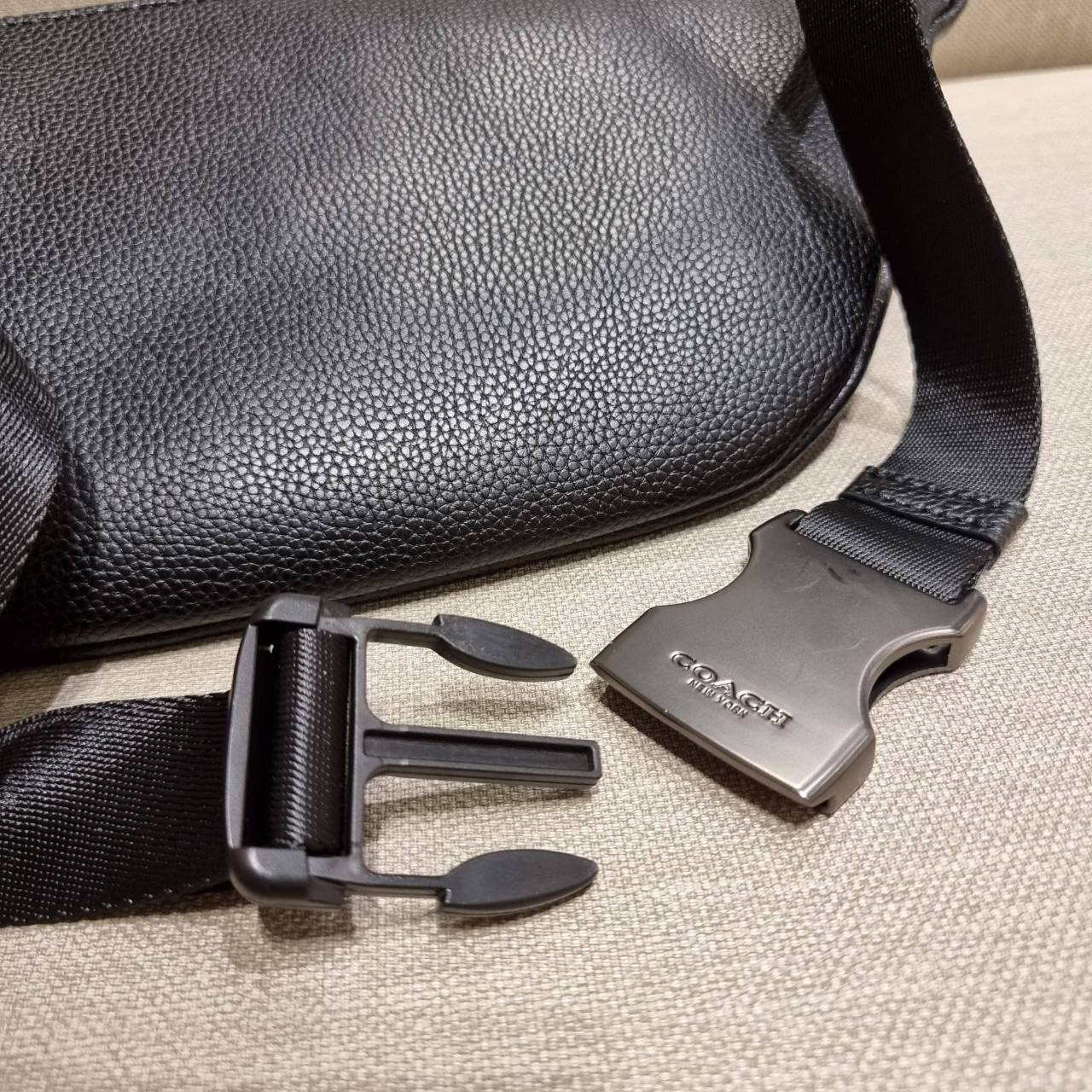 COACH C4028 COACH x PEANUTS WARREN BELT BAG IN SIGNATURE CANVAS WITH VARSITY PATCHES กระเป๋าคาดอกไซส์ใหญ่ คอลเลคชั่นยอดฮิต!! เป็นรุ่นสุดยอดของความคลาสสิค ขนาดสะพายกำลังเท่ คูลๆ ใช้งานง่าย ได้ทั้งหนุ่มๆและสาวๆ วัสดุหนังแคนวาสเคลือบลายสลับหนัง pepble น่าใช้