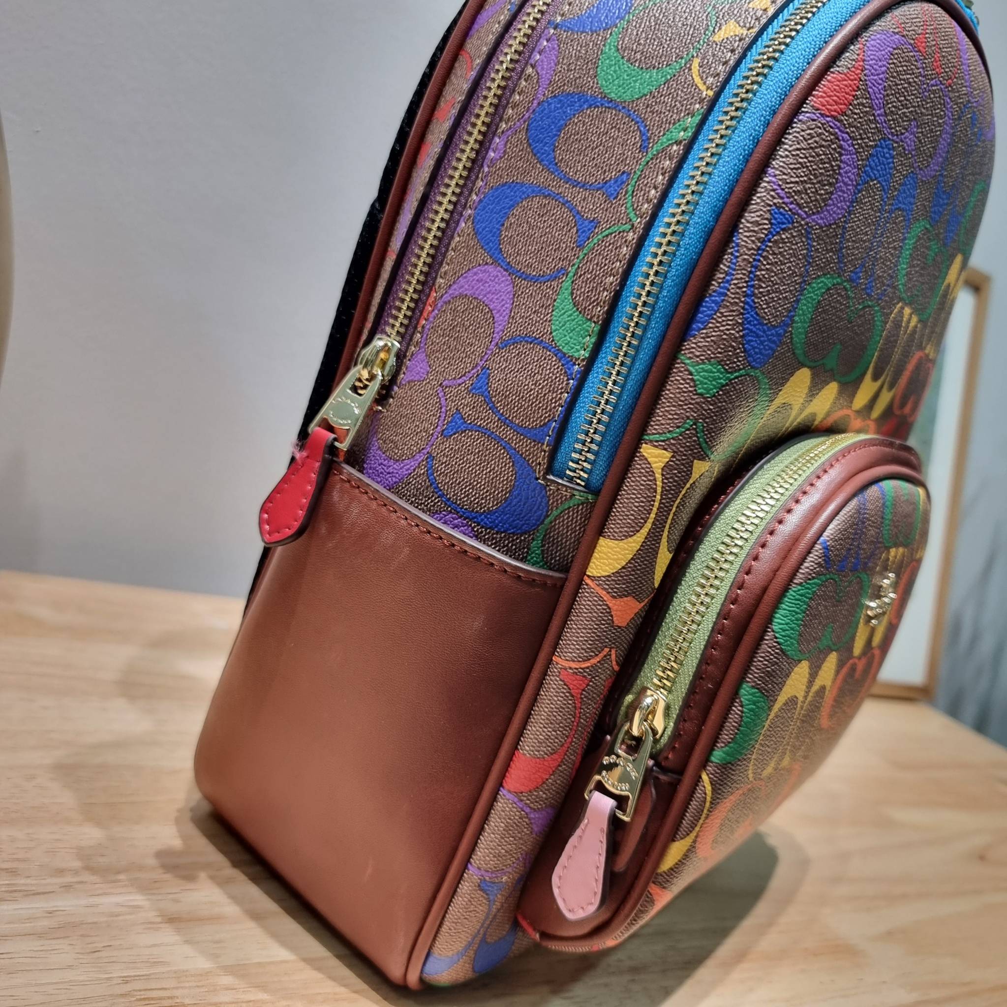 Coach Court Backpack In Rainbow Signature Canvas CA140 กระเป๋าเป้ต้องมาแล้ว ช่วงส่งท้ายปี เทศกาลที่ใครๆก็ไปเที่ยว ใบนี้ตอบโจทย์แน่นอน โดดเด่นด้วยลวดลายสีรุ้ง วัสดุหนังแคนวาส มีช่องซิปให้เลือกใส่ได้มากมาย แย่งสัดส่วนไว้เป็นอย่างดี ด้านหลังบุนวมซอฟท์หลังเวล