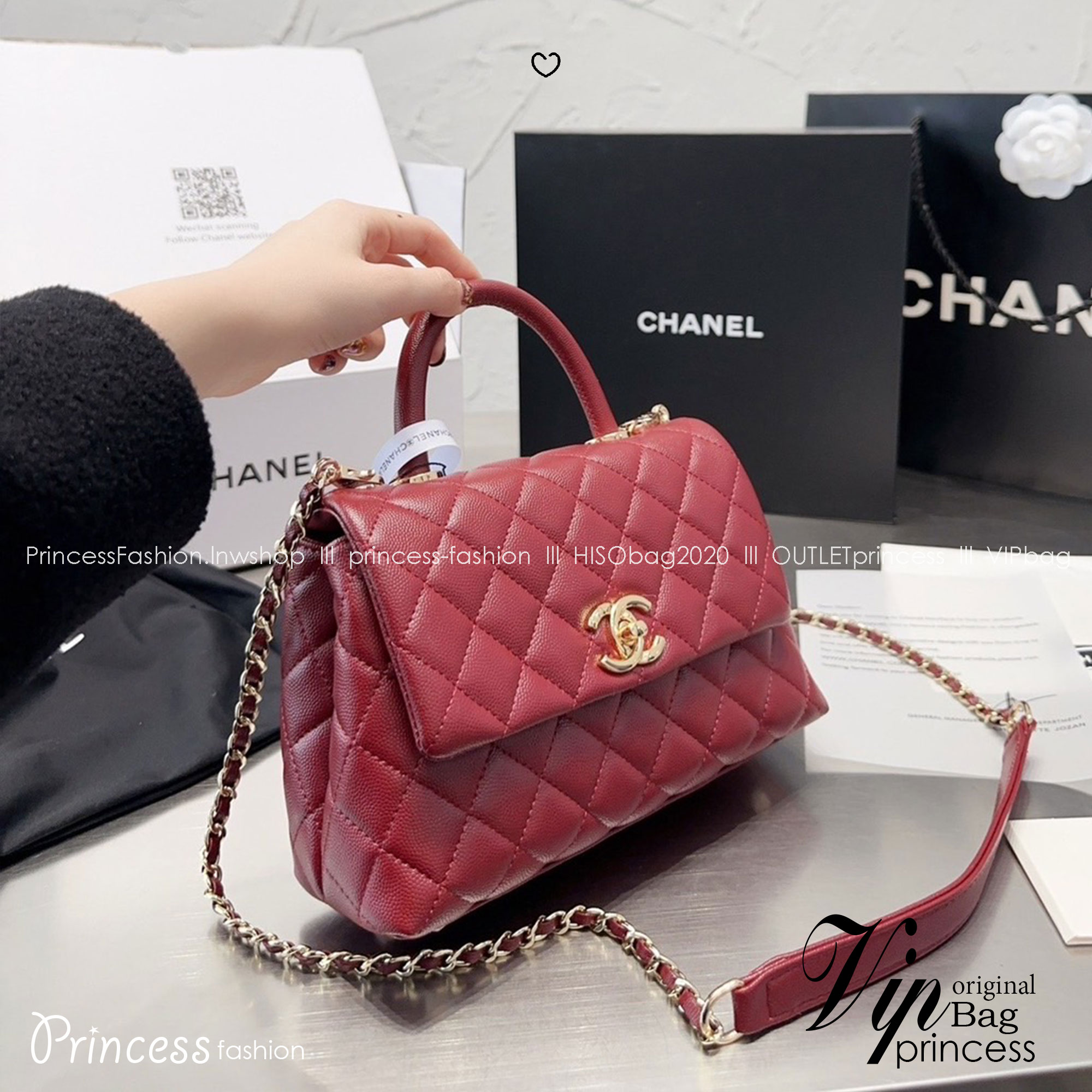 CHANEL Coco Small Top Handle Bag กระเป๋าสะพายสุดคลาสสิค สวยหรูพร้อมมือจับในตัว อะไหล่ทองสวยมาก มาพร้อมกล่อง อปก ครบเซ็ท รอบนี้จัดราคาพิเศษสุดคุ้มค่ะ โดดเด่นและดูแพง ไม่อยากให้พลาดเลยน้า