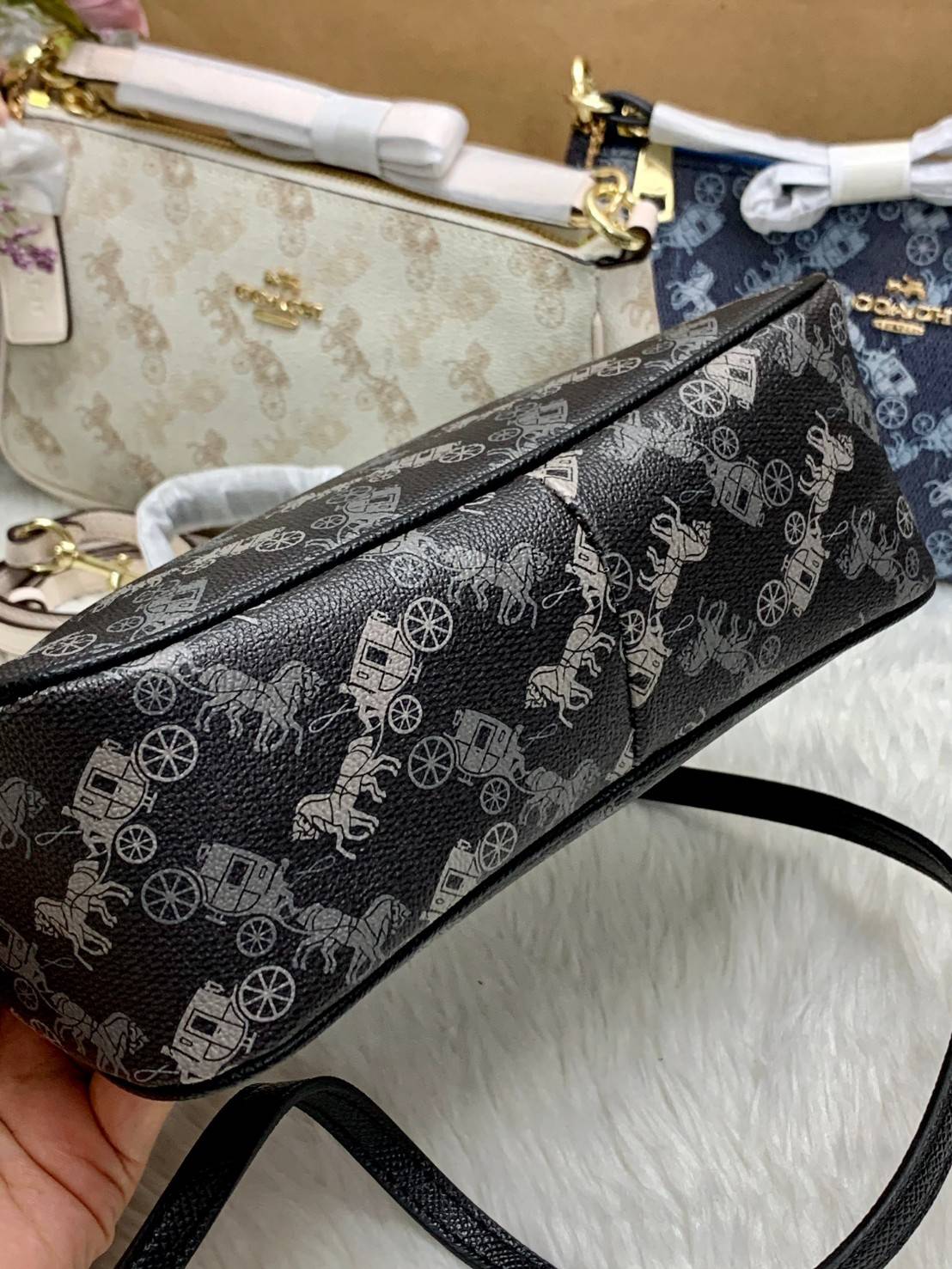 COACH POUCH HORSE AND CARRIAGE PRINT ((36674)) รุ่นแนะนำ ได้ไปไม่ผิดหวังแน่นอนค่ะ! กระเป๋าหิ้ว//สะพายไหล่//สะพายข้างได้ วัสดุ pvc นิ่มอย่างดี ลายรถม้าทั้งใบ สวยงามค่ะ เปิดปิดกระเป๋าแบบซิป ภายในสามารถใส่กระเป๋าเงินใบยาวได้;ของจำเป็นได้ครบค่ะ มีช่องเล็กให้ใ