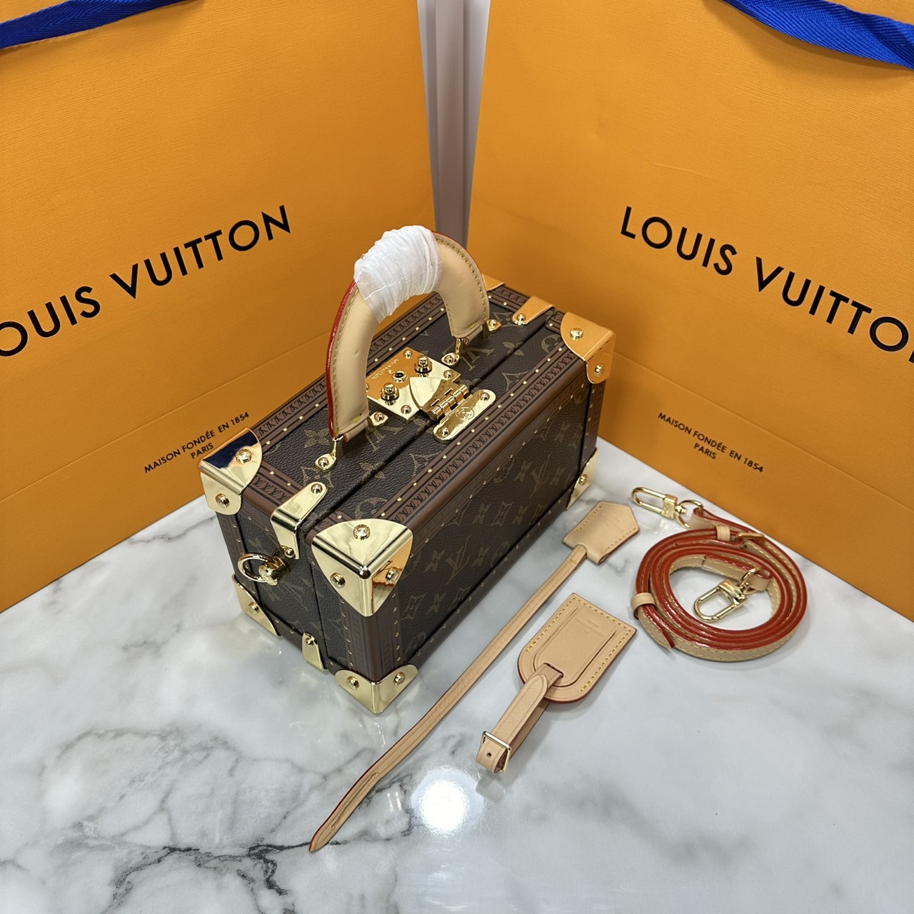 ORI หนังแท้ | LV Petite Valise Trunks S-lock Monogram canvas กระเป๋าสะพายทรงทรังค์ดีไซน์ขนาดเล็กพกพาสนุก เปี่ยมไปด้วยพลังและหรูหรา แคนวาสเคลือบลายโมโนแกรม ตัดขอบด้วยหนัง และฮาร์ดแวร์สีทอง ทรังก์เดินทางสไตล์เฟมินีนที่คุณควรมีในครอบครอง