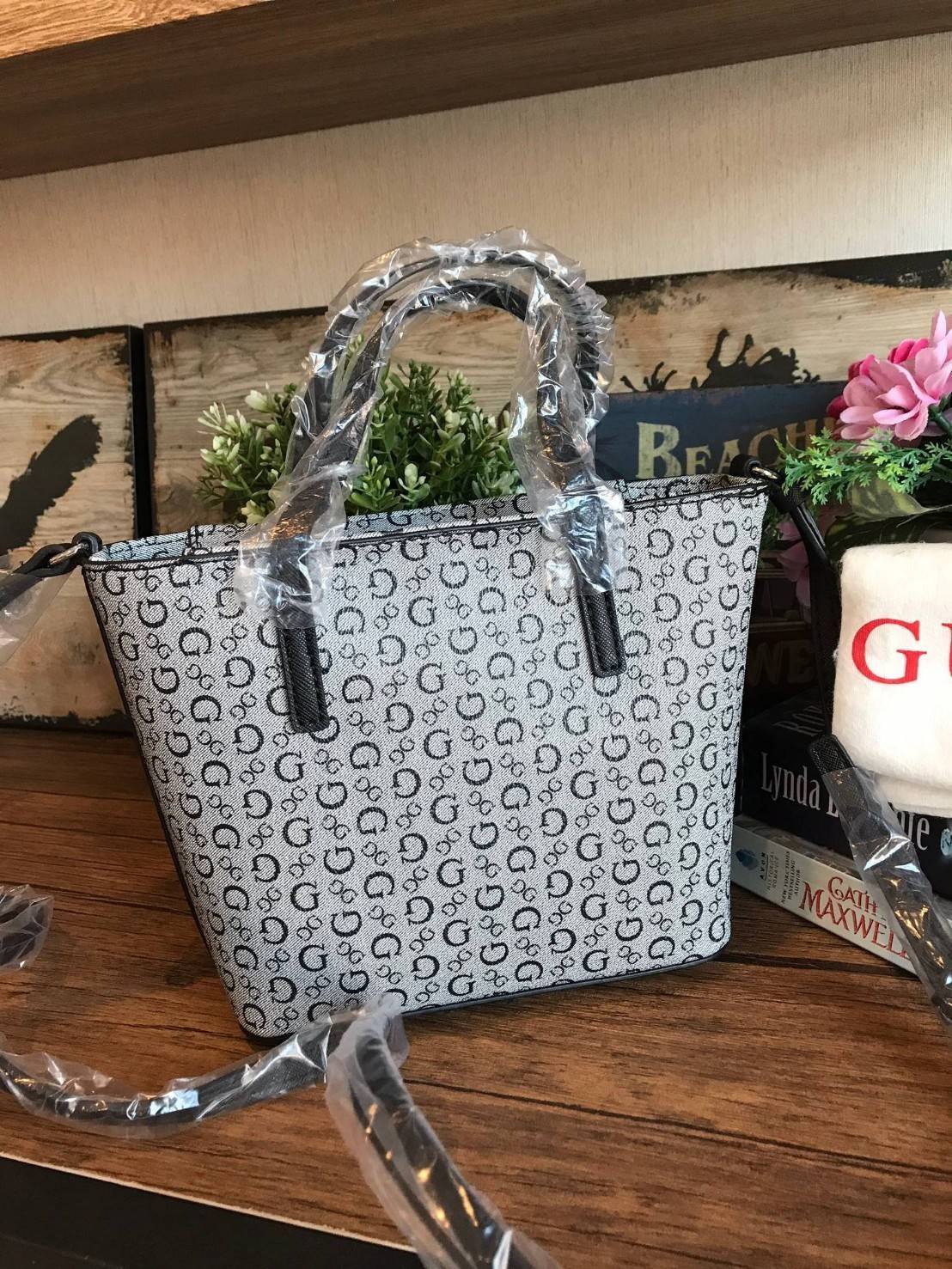 GUESS Factory Women's Diem Logo-Print Mini Tote Bag กระเป๋าถือหรือสะพาย วัสดุpolyesterกันน้ำได้ มีลายsignatureลาย G รอบใบ เปิดปิดด้วยซิปเดียวด้านบน ภายในบุผ้าลายsignatureเช่นเดียวกับด้านนอก สายและหูจับปรับระดับได้ ใช้งานได้หลายโอกาสคร้า!!