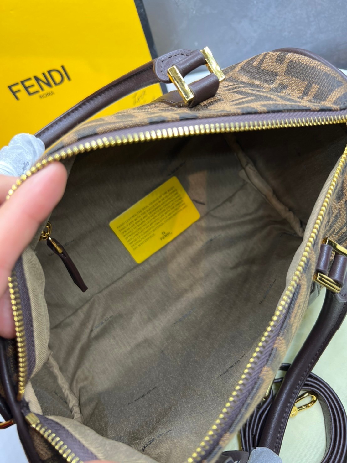 หนังแท้ Fendi Keepall 30 cm / Fendi Travel Bag / Fendi Boston Vintage Bag พร้อมส่งที่ไทย Tobacco Zucca Canvas and Gold hardware. กระเป๋าเดินทางใบใหญ่กำลังดี ภายในโล่งกว้าง จุของได้เยอะ พร้อมส่งที่ไทย ภาพสินค้าถ่ายจากงานขายจริง ใช้งานต่างประเทศได้