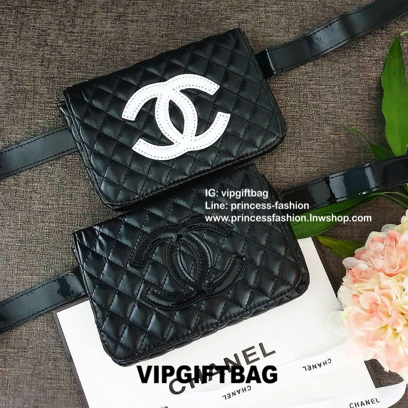 พรีเมี่ยมกิ๊ฟแท้ 100% 🎈กระเป๋า Chanel Quilted Belt Bag (โลโก้ดำ) กระเป๋า Chanel รุ่นนี้สามารถคาดอกหรือคาดเอวได้หมดค่า เปิดปิดด้วยฝาปิดกระดุมแม่เหล็ก ภายในโล่ง ซับในลายเเบรนด์ สามารถใส่ Iphone เครื่องสำอางค์ กระเป๋าสตางค์ ใส่ได้ค่ะ