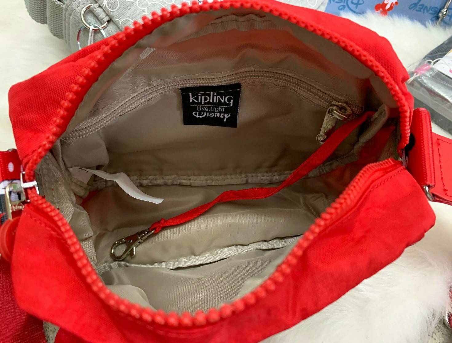 Kipling Mickey Plus Veni Crossbody Bag >>kipling factory oem HK ✔️1ในคอลเลคชั่น 90 ปี มิคกี้เม้าส์ ค่ะ ✔️พร้อมส่งที่ไทย ไม่ต้องรอพรี !! ✔️กระเป๋าสะพายครอสบอดี้ร์//สะพายข้าง ใบขนาดกำลังดี น่าใช้มากๆค่ะ ✔️แต่ละสี แต่ละลาย ว