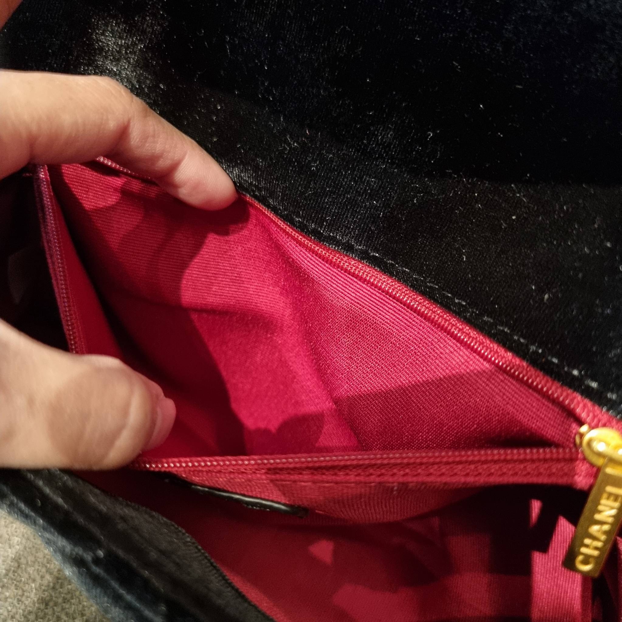 ไม่มองไม่เหลียวไม่ได้แล้ว!! ความหรูที่โดดเด่นจากผ้ากำมะหยี่ สร้างดีเทลผู้ดี ลูกคุณมากๆ Chanel vip boutique กระเป๋าสะพายจาก duty free ในราคาสุดประหยัด!! ดีไซน์เลิศ ตกแต่งด้วยโซ่ทูโทน ลงตัวแบบไม่มีที่ติ เปิด-ปิดด้วยตัวบิดล็อค ภายในโล่งกว้าง ใส่กระเป๋าสตางค์