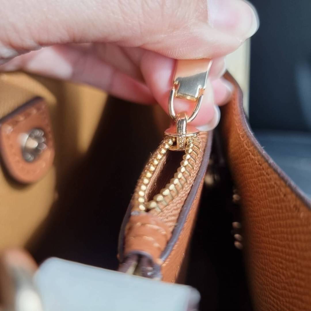 COACH 2312 SMALL TOWN BUCKET BAG IN SIGNATURE CANVAS รุ่นยอดนิยมใบเล็กมาครบสีแล้วจ้า กระเป๋าทรงบัคเก็ต สีผู้ดี๊ผู้ดี ตัวกระเป๋าดีไซน์คลาสสิคลายซี ดูโดดเด่น วัสดุหนังแคนวาสเคลือบลาย สวยคมทุกมุมจริงๆ!! เปิด-ปิดด้วยกระดุมแม่เหล็กทั้ง 2 ฝั่ง ภายในเป็นช่องโล่ง