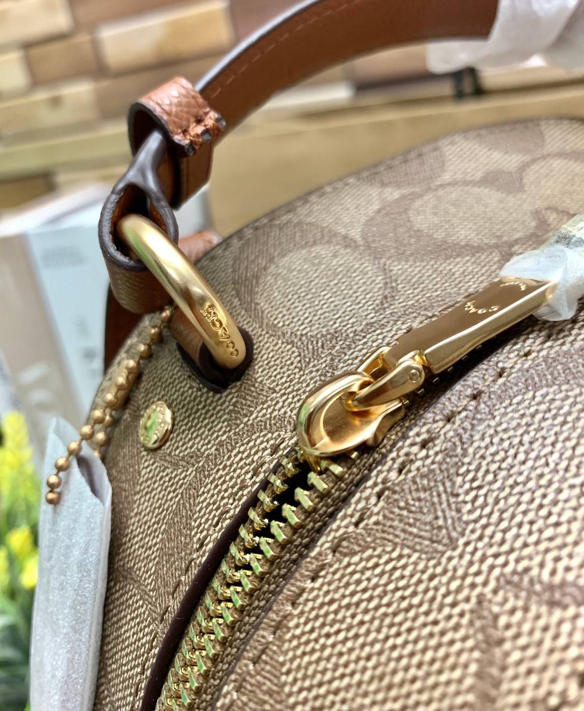 COACH JORDYN BACKPACK IN BLOCKED SIGNATURE ((76622//76624//76715)) พร้อมส่ง กระเป๋าสะพายหลังแบบมีหูหิ้ว หนังแท้ หนังนิ่มอย่างดีเลยค่า ด้านหน้ามีช่องซิปหนึ่งช่องสำหรับใส่ของจุกจิกนะคะ เปิดปิดช่องหลักแบบซิปคู่ หัวซิปมีหนังห้อยมาให้ ภายในกระเป๋าโล่งใส่สัมภาร