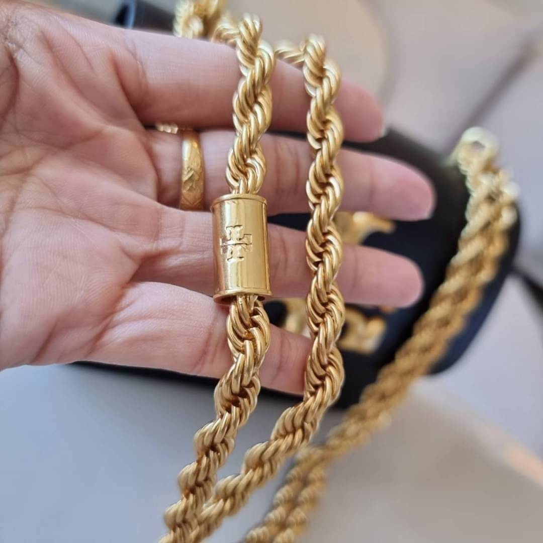 TORY BURCH ELEANOR SMALL CONVERTIBLE SHOULDER BAG ฮอตไอเท็ม รุ่นนี้ขายดีขายหมด สวยหรู คุณหนู ผู้ดี!! หายากมากแล้วน้า กระเป๋าสะพายข้าง ดีไซน์อยู่ทรง ขนาดกำลังสะดวกใช้สำหรับสาว วัสดุหนังแท้เต็มใบ สีทูโทน เปิด-ปิดด้วยแถบแม่เหล็ก ภายในแบ่งสัดส่วนได้เป็นอย่างด