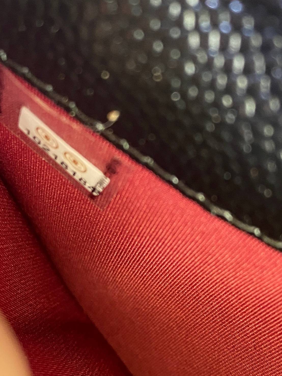 หนังแท้ CHANEL WALLET WITCH CHAIN พร้อมส่งที่ไทย ภาพสินค้าถ่ายจากงานขายจริง ใช้งานต่างประเทศได้ รุ่นยอดนิยมไอเท็มฮิตวัสดุหนังคาเวียร์สวยคลาสสิคเปิดปิดด้วยฝาปิดกระดุมด้านหน้ามีโลโก้แบรนด์อะไหล่สวยหรูดูดีมาพร้อมสายโซ่อะไหล่เงินและทอง ร้อยหนังจะสะพายไหล่ หรื