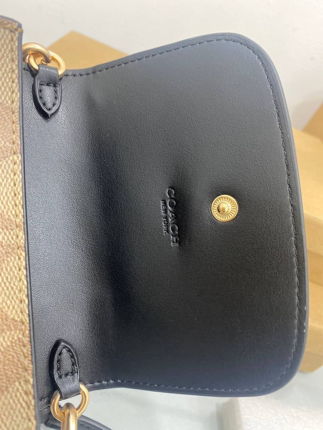 COACH RACHEL PHONE CROSSBODY IN SIGNATURE CANVAS พร้อมส่ง กระเป๋าสะพาย case phone ต้องมา ให้คุณพกพา gadget ล้ำไปได้ทุกที่ ใส่โทรศัพท์มือถือได้ทุกรุ่น ดีไซน์ใหญ่กว่าเดิม