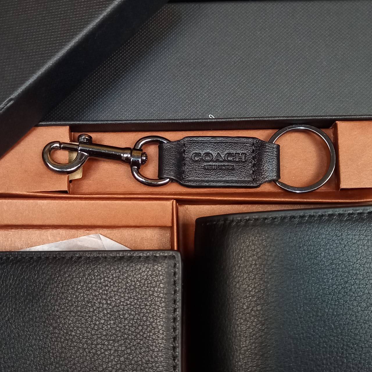 COACH COMPACT ID WALLET IN SPORT CALF LEATHER WITH KEY FOB LIMITED BOX(COACH F74991)🍁BOX SET กระเป๋าสตางค์ใบสั้น มาพร้อมใบลูกแบบแพ๊คคู่+และพวงกุญแจ//วัสดุหนังแท้ หนังนิ่ม เนื้อสัมผัสคือดีมากๆ ยิ่งจับ ยิ่งดูดี มาดเข้มบาดลึกลงตัวมาก ดูมีเสน่ห์น่าค้น