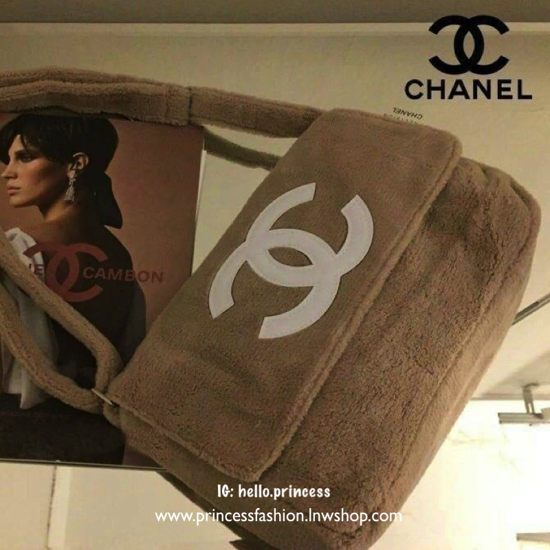 Chanel Beaute Crossbody Bag กระเป๋าถือหรือสะพายพรีเมี่ยมของเเท้จาก Chanel Cosmetic Counter VIP Gift รุ่นแนะนำวัสดุขนวูฟหนานุ่มตัดโลโก้แบรนด์หนังแก้วสวยโดดเด่น น้ำหนักเบา เปิดปิดด้วยฝาปิดกระดุมแม่เหล็ก ใบใหญ่กำลังดีใส่ ipad กระเป๋าสตางค์ใบยาว iphone เครื่อ