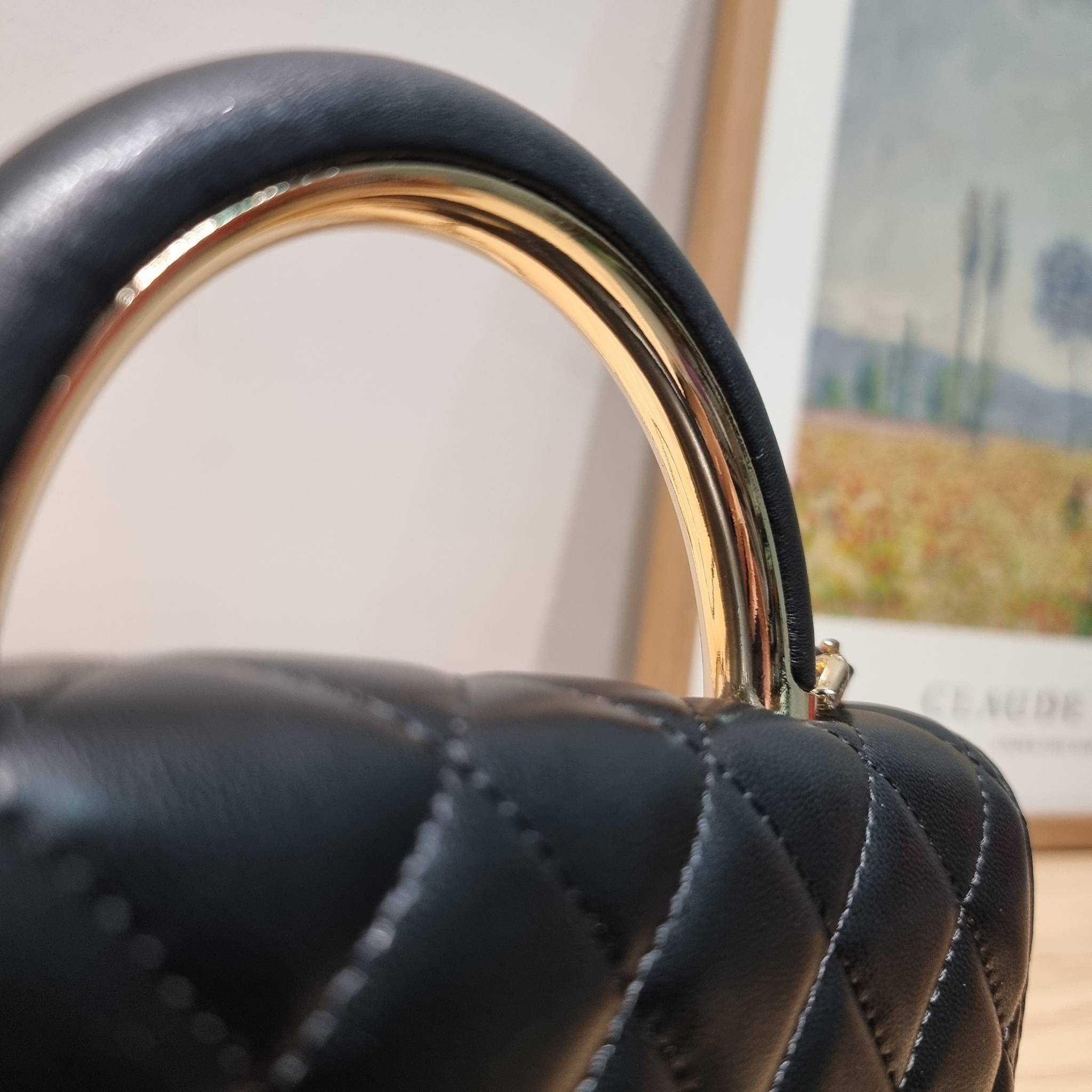 CHANEL woc with top handle black / CHANEL WALLET ON CHAIN กระเป๋าสะพายข้างไซส์กำลังดี สวยหรู ดีไซน์คลาสสิคผสานกิมมิคประจำแบรนด์ ทำให้ไอเท็มนี้เพิ่มมูลค่าขึ้นไปอีก สร้างสรรค์ตัวกระเป๋าด้วยหนังแกะ สัมผัสสบายมือ ใช้งานสะดวกด้วยกระดุมแม่เหล็ก ภายในกระเป๋าแบ่ง