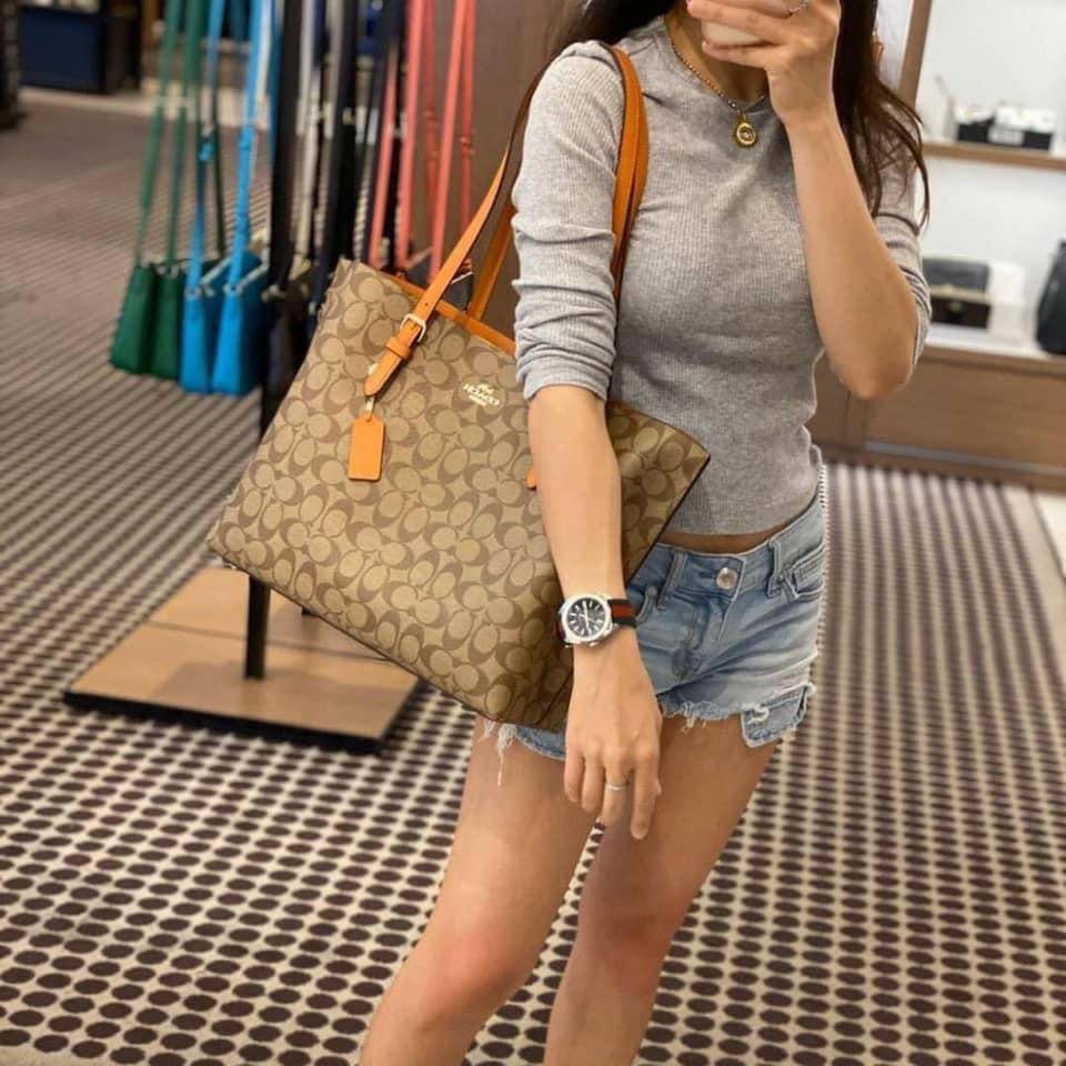 COACH 1665 MOLLIE TOTE IN SIGNATURE CANVAS กระเป๋าโท้ทใบใหญ่ ไม่ต้องกลัวของหล่นหายอีกต่อไป!! ทรงสวยใส่ของได้เยอะจริงๆ สีนี้คือคุณหนูหรูจัดมาก!! วัสดุหนังแคนวาสเคลือบลาย ภายในโล่งกว้าง มีช่องซิปกลางใส่ของได้อีก สะพายใบนี้ไปต่างจังหวัดได้สบายๆ ตอบโจทย์สาวๆท