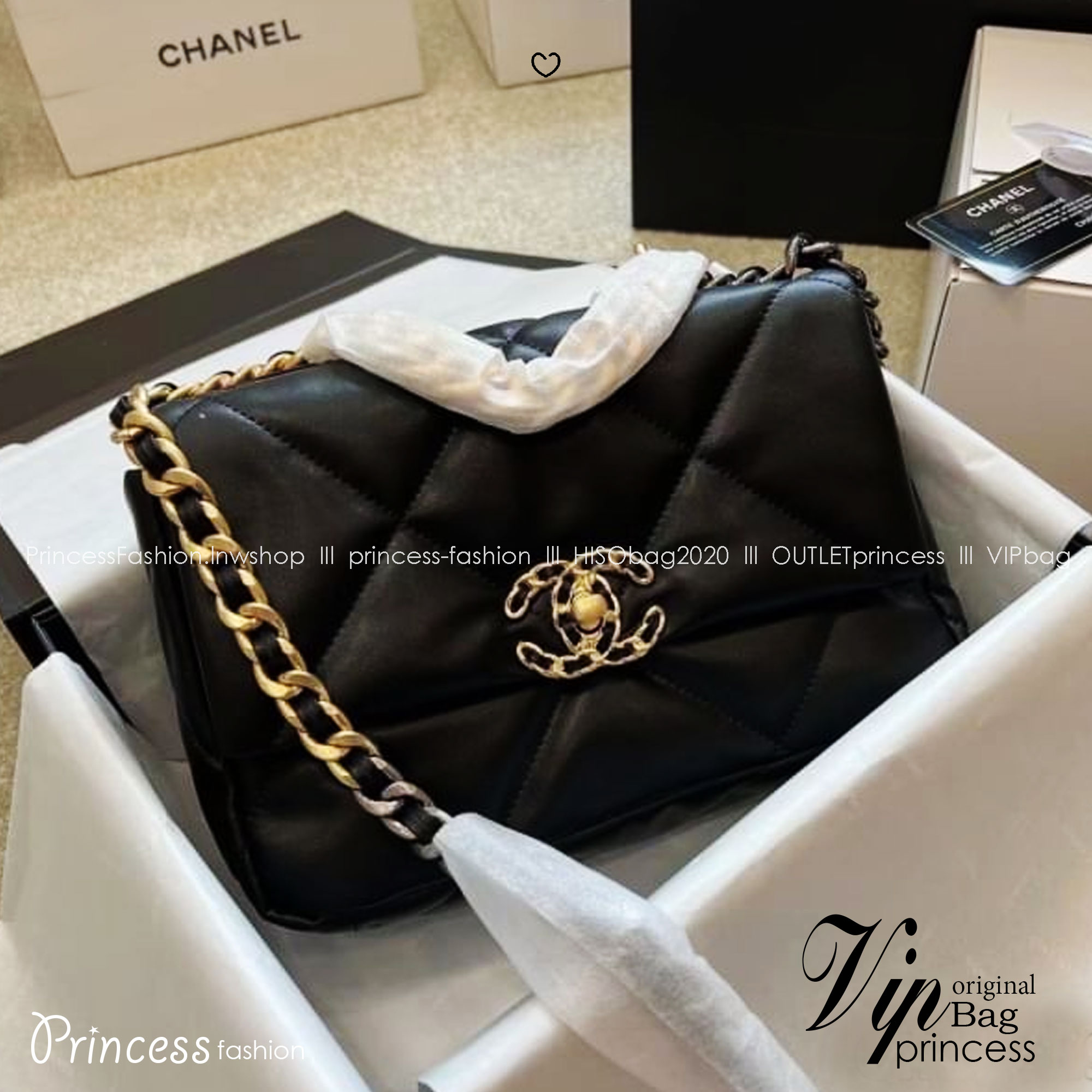 CHANEL 19 Handbag Flap Bag กระเป๋าสะพายรุ่นในตำนานที่เป็นลูกรักของสาวๆ ไปแล้ว คลาสสิกที่สุด ให้ลุคลูกคุณมั๊กมากกก งานหนังเรียบสวย หนังมีกลิ่นหอมฟุ้งตั้งแต่เปิดกล่อง หรูหราแบบไม่ต้องพูดเยอะ