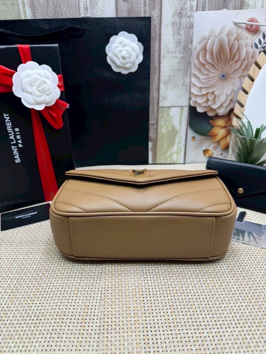 ORI หนังแท้ | YSL LOULOU small in MATELASSÉ กระเป๋าสะพายสายโซ่าีทองหรูหรา งานหนังแท้เนื้อนุ่มตะเข็บเย็บลายเชฟรอนสวยหรูโดดเด่นเป็นเอกลักษณ์ 🤍 เกรดออริจินอล หนังแท้