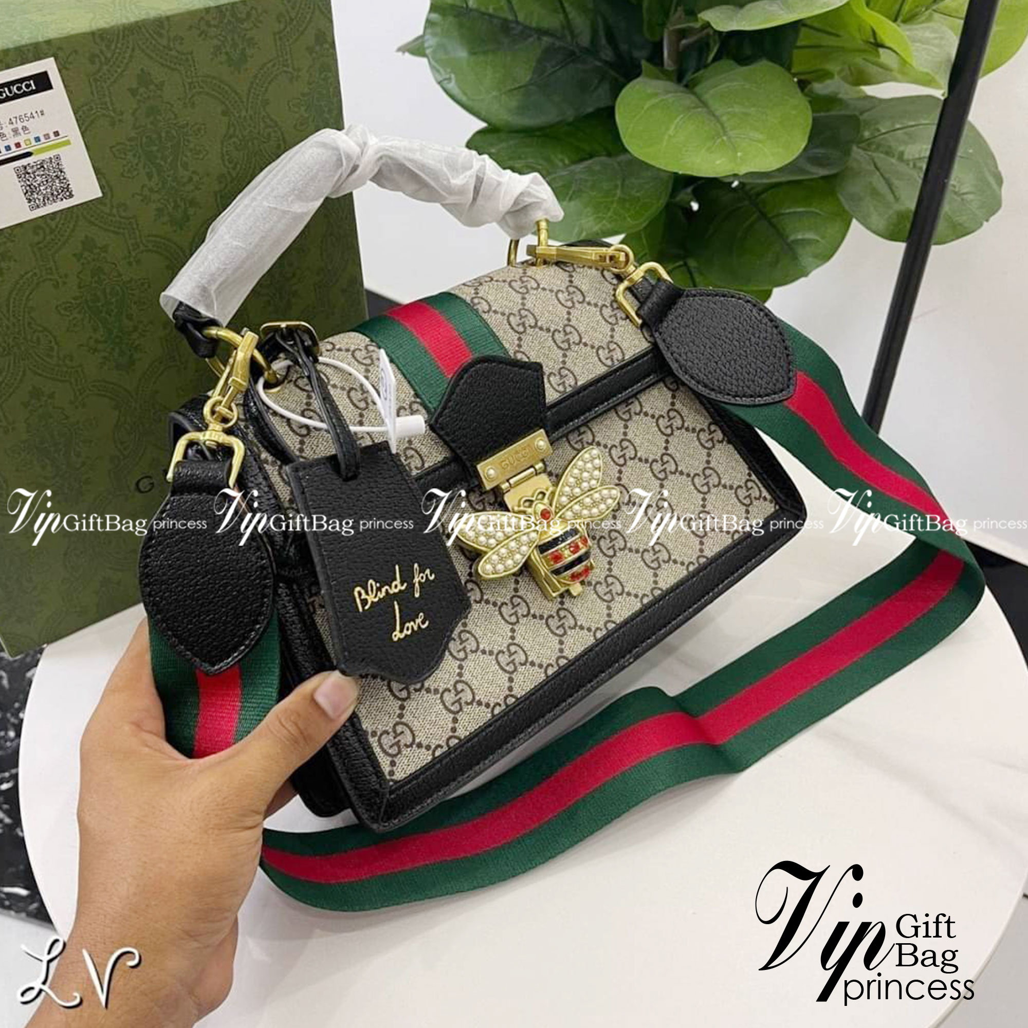 Gucci Queen Margaret GG small top handle bag กระเป๋าสะพายน้องผึ้งวินเทจใช้เป็น Everyday Bag สามารถใช้งานได้บ่อย และสามารถสะพายไปทำกิจกรรมต่าง ๆ ได้ทุกวันตัวกระเป๋าอยู่ทรงสวย จุดเด่นมีผีเสื้อแสนสวย อีกหนึ่งไอเท็มที่สาวๆต้องมีน้า พร้อมส่งที่ไทย ภาพถ่ายจากงา