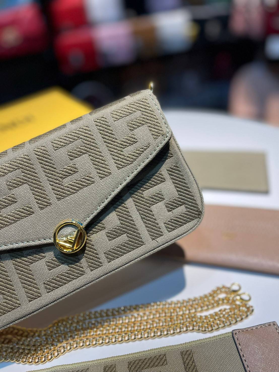 หนังแท้ Fendi Wallet On Chain With Pouches leather mini-bag กระเป๋าสะพายข้างทรงเหลี่ยมตกแต่งด้วยโลโก้ Fendi กระดุมแป๊ก มาพร้อมกระเป๋าด้านในแบบถอดได้ถึง 2ใบ สุดคุ้ม พร้อมสายโซ่และสายสปอร์ตถอดออกได้ ไอเท็มนี้ไม่ควรพลาดเลยค่าา