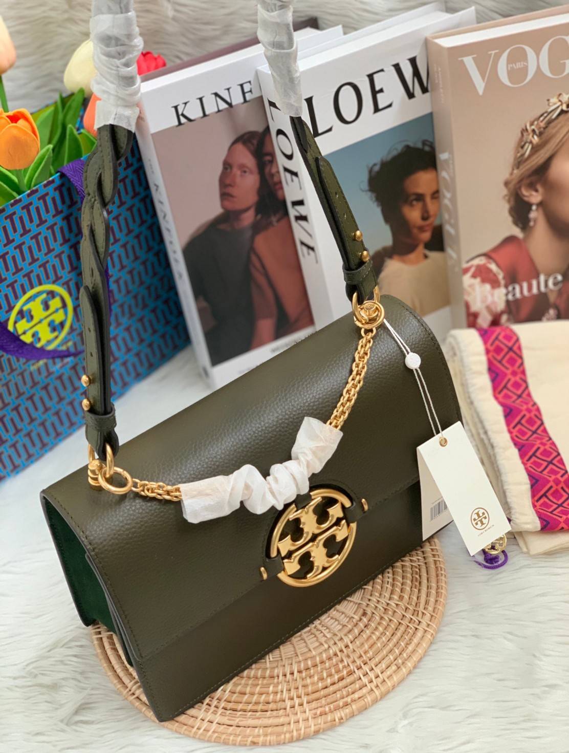 สวยจริงไม่จกตาจ้าา😘 TORY BURCH MILLER SHOULDER BAG BRAIDED STRAP LARGE ((81668)) พร้อมส่งที่ไทย! กระเป๋าหิ้วและสะพายไหล่ได้ในตัว หนังแท้ลายหนังสวยมากๆค่ะ ด้านหน้ามีอะไหล่โลโกแบรนด์ หรู สะพุดตาทีเดียว เปิดปิดกระเป๋าแบบฝาปิด ภายในมีช่องหลักใส่ของ2ช่