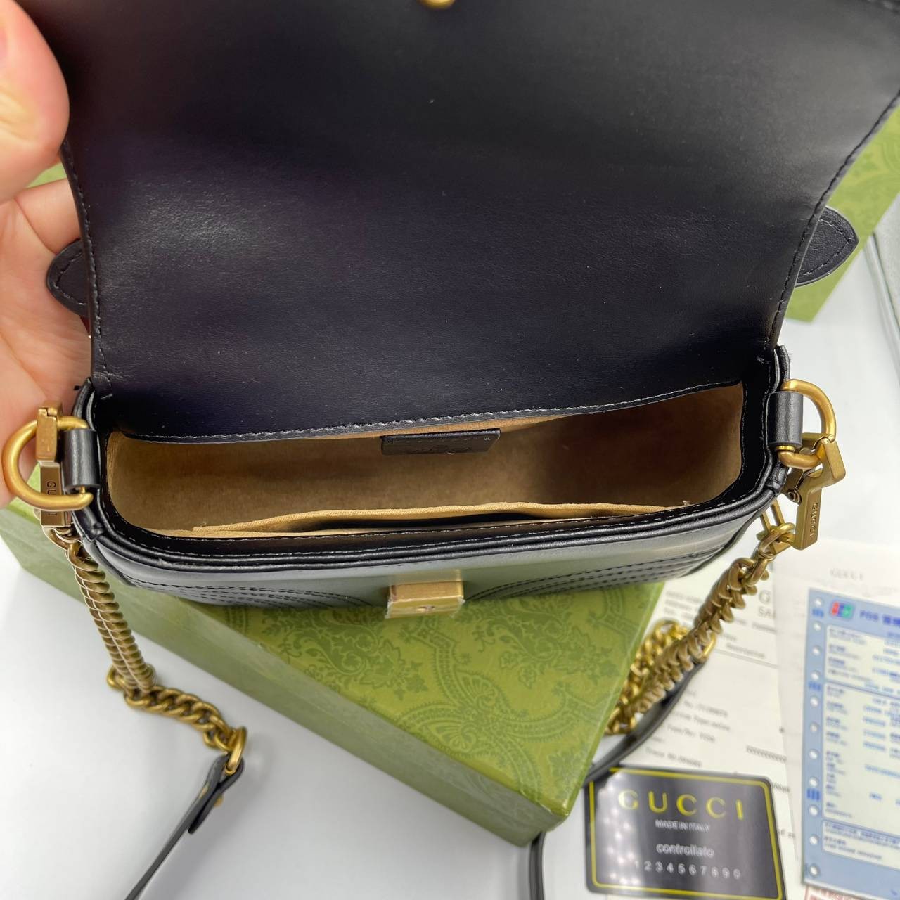 หนังแท้ GUCCI GG Marmont Mini Shoulder Bag / GG MARMONT MINI LEATHER พร้อมส่งที่ไทย งานหนังแท้ทั้งใบ สีดำคลาสสิก ใช้ได้ทุกโอกาส เป็นสีที่เข้าได้รับทุกชุด ทุกไลฟสไตส์ ภาพสินค้าถ่ายจากงานขายจริง ใช้งานต่างประเทศได้