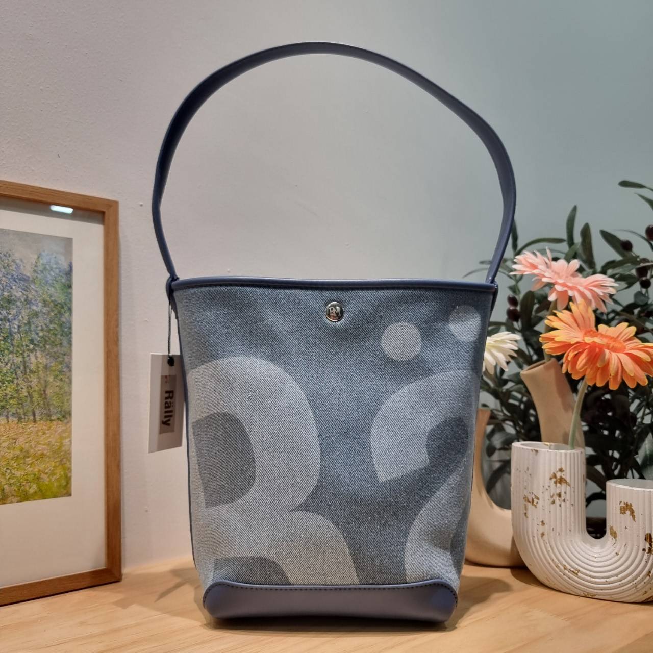 Rally movement the bag denim เป็นไอเท็มที่ฮอตสุดๆแห่งปีจริงๆ กับกระเป๋าทรงบัคเก็ต ที่ดีไซน์ออกมาคลาสสิคและใช้งานง่ายจริงๆ