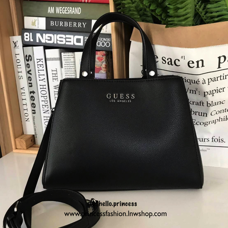 GUESS WOMAN FACTORY SHOULDER BAG กระเป๋าถือหรือสะพาย ทรง A คลาสสิค ขนาดกำลังดี น้ำหนักเบา วัสดุ pu. นิ่ม คุณภาพดี สวยอยู่ทรง ด้านหน้า ประดับโลโก้แบรนด์ เปิดปิดแบบแถบคาดกระดุมแม่เหล็ก ภายในกว้างแบ่ง 2 ช่องใหญ่ มีช่องซิปกลาง เป็นสัดส่วน ซับในลายแบรนด์ ใส่ w
