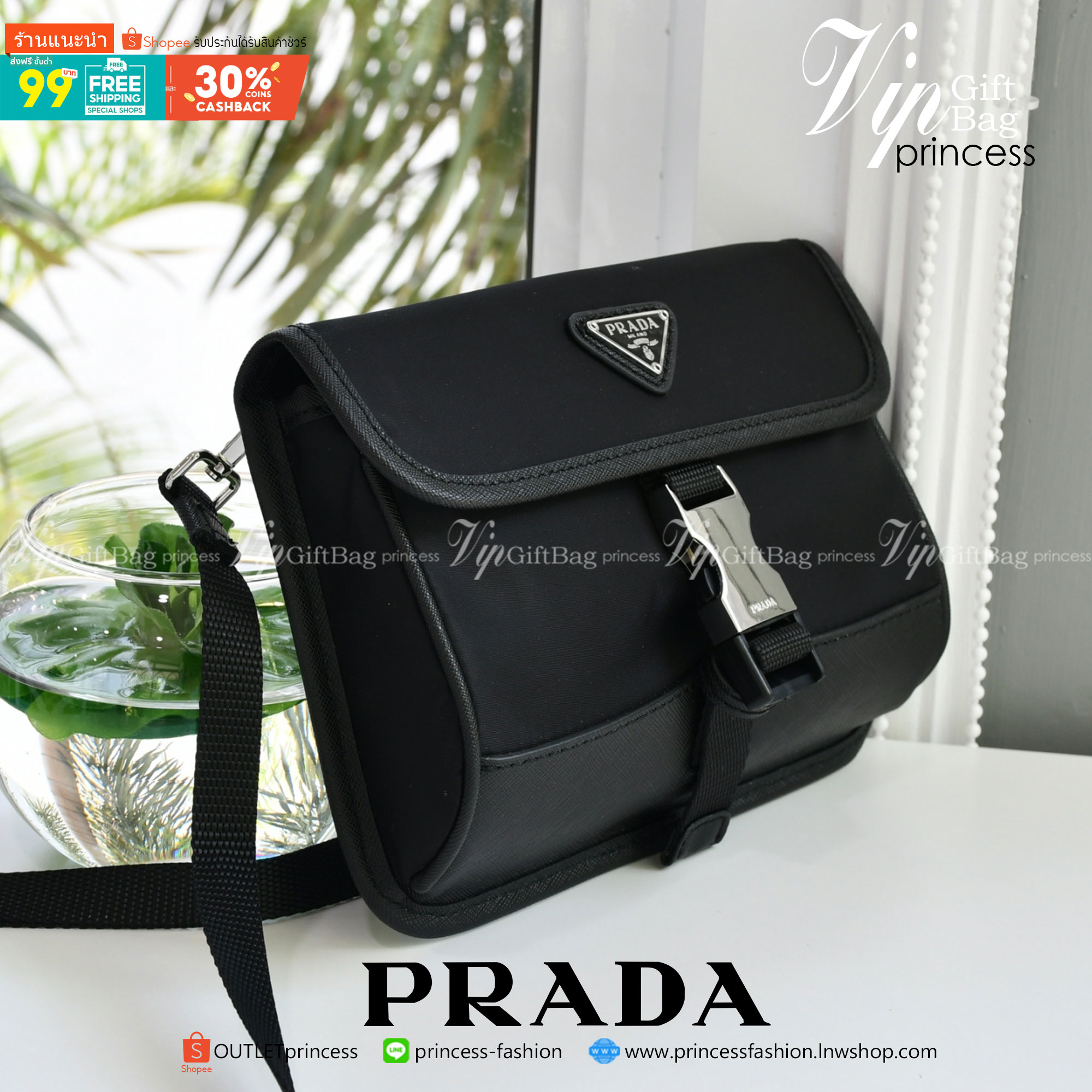 พรีเมี่ยมกิ๊ฟแท้ 100% 】Prada crossbody nylon bag Premium gift วัสดุผ้าไนล่อนกันน้ำ เป็นกระเป๋าคาดอก คาดเอว ขนาดกะทัดรัด ใส่ i-phone+ ได้ เปิดปิดด้วยตัวล๊อคแบบบีบ ด้านในโล่ง มีช่องเล็ก 1 ช่อง ใบนี้เทห์จริงๆ ใช้ได้ทั้งชาย-หญิง