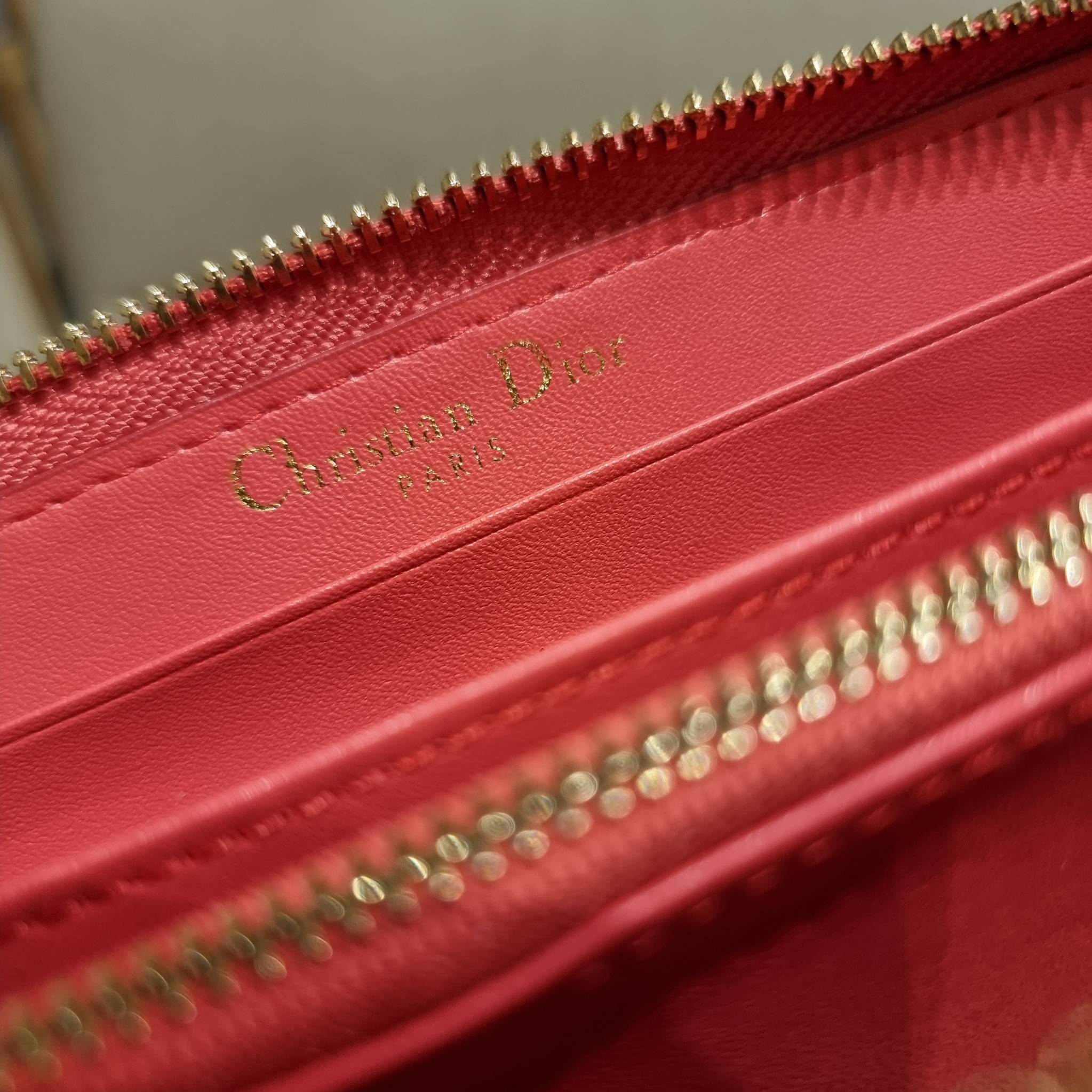 VIP 】CD LONG WALLET WITH GWP ใหม่ล่าสุด กระเป๋าสตางค์ใบยาว พิเศษจาก duty free ใบจริงสวยคม ใช้แล้วรับทรัพย์ ขับผิว วัสดุหนังแท้เต็มใบ สัมผัสดีงาม เปิด-ปิดด้วยซิปรอบ ภายในใส่บัตรได้เยอะ ใส่ธนบัตรได้เต็มที่ มีช่องซิปใส่เหรียญได้ พร้อมส่งความสวยถึงบ้านแบบครบเ