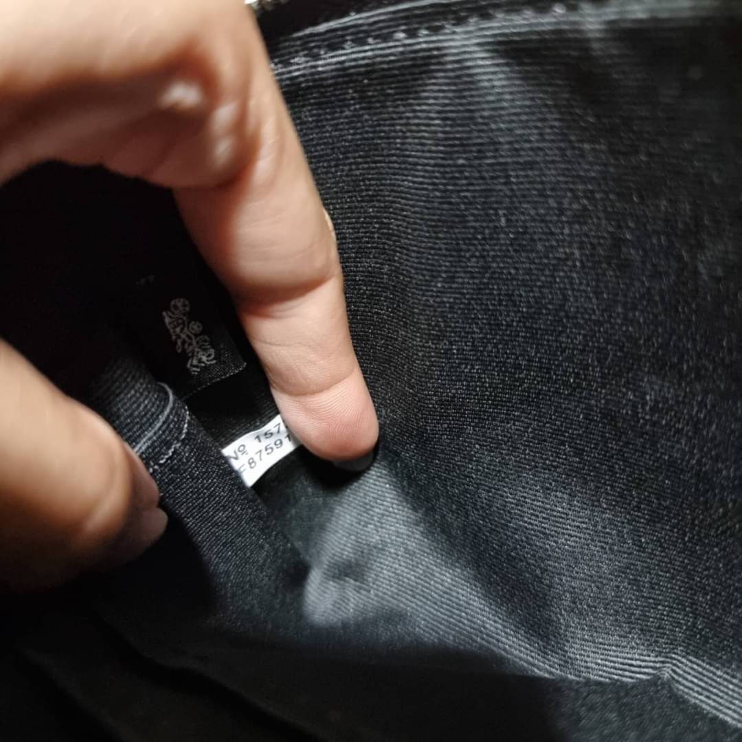 COACH F87591 DOUBLE CORNER ZIP WALLET IN SIGNATURE COATED CANVAS คล้องมือรุ่น 2 ซิป!! มาแล้วจ้า 🌟🤗 ไซส์นี้คือเหมาะมือจริงๆ พกง่ายเช่นเคย ไม่ต้องกังวลว่าจะเกะกะหรือกินพื้นที่กระเป๋าหลัก วัสดุหนังแคนวาสเคลือบลาย มีช่องหลักแยก 2 ช่อง ภายในบุผ