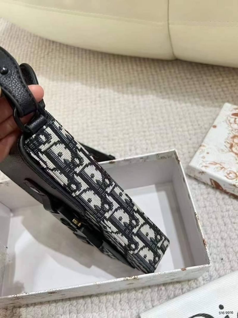 DIOR Phone Bag / DIOR Saddle Vertical Pouch With Strap Oblique Jacquard กระเป๋าสะพายใส่โทรศัพท์แฝงความหรูตามเอกลักษณ์แบรนด์ ได้ใจหนุ่มๆไปเลยใบนี้!! หลงรักตั้งแต่แรกเห็นมีอยู่จริง!! สะพายข้างคูลๆ พกพาไปไหนๆได้สะดวก คล่องตัวกว่าเดิม