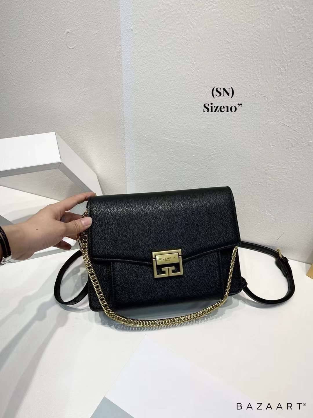 Givenchy GV3 Small Leather 25cm รุ่นยอดนิยม กระเป๋าสะพายหนัง เปิดหน้า อะไหล่ทอง งานสวยเป๊ะอะไหล่ปั้มทุกจุดสวยหรู ดูเป็นคนมีเทสดีเลยค่าา ดีไซน์คือสวยมีคลาส มีระดับสุดๆ พร้อมสายโซ่อะไหล่ทอง ละมุนตามากค่าา