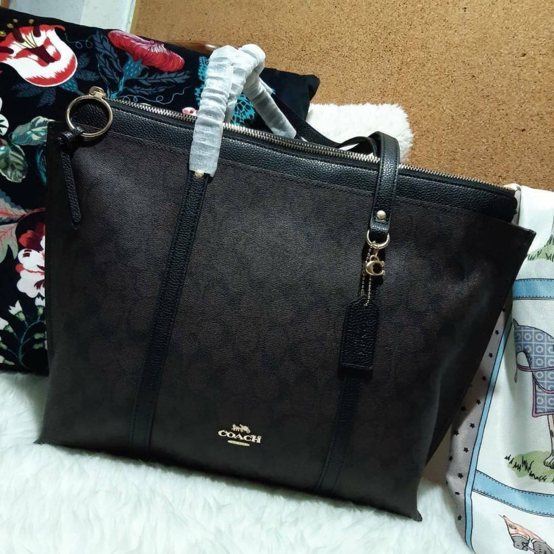 COACH 2319 MAY TOTE IN COLORBLOCK SIGNATURE CANVAS กระเป๋าโท้ท ดีไซน์ใหม่ล่าสุด!! 💕💕 เก๋ตรงปากกระเป๋า คล้ายกระเป๋าซ้อนในตัว สีตัดกับตัวกระเป๋าได้อย่างลงตัว ทรงสวย ใบใหญ่ใส่ของได้เยอะ เปิด-ปิดด้วยซิป รูดใช้งานง่าย ภายในโล่งกว้าง ด้านหลังมีช