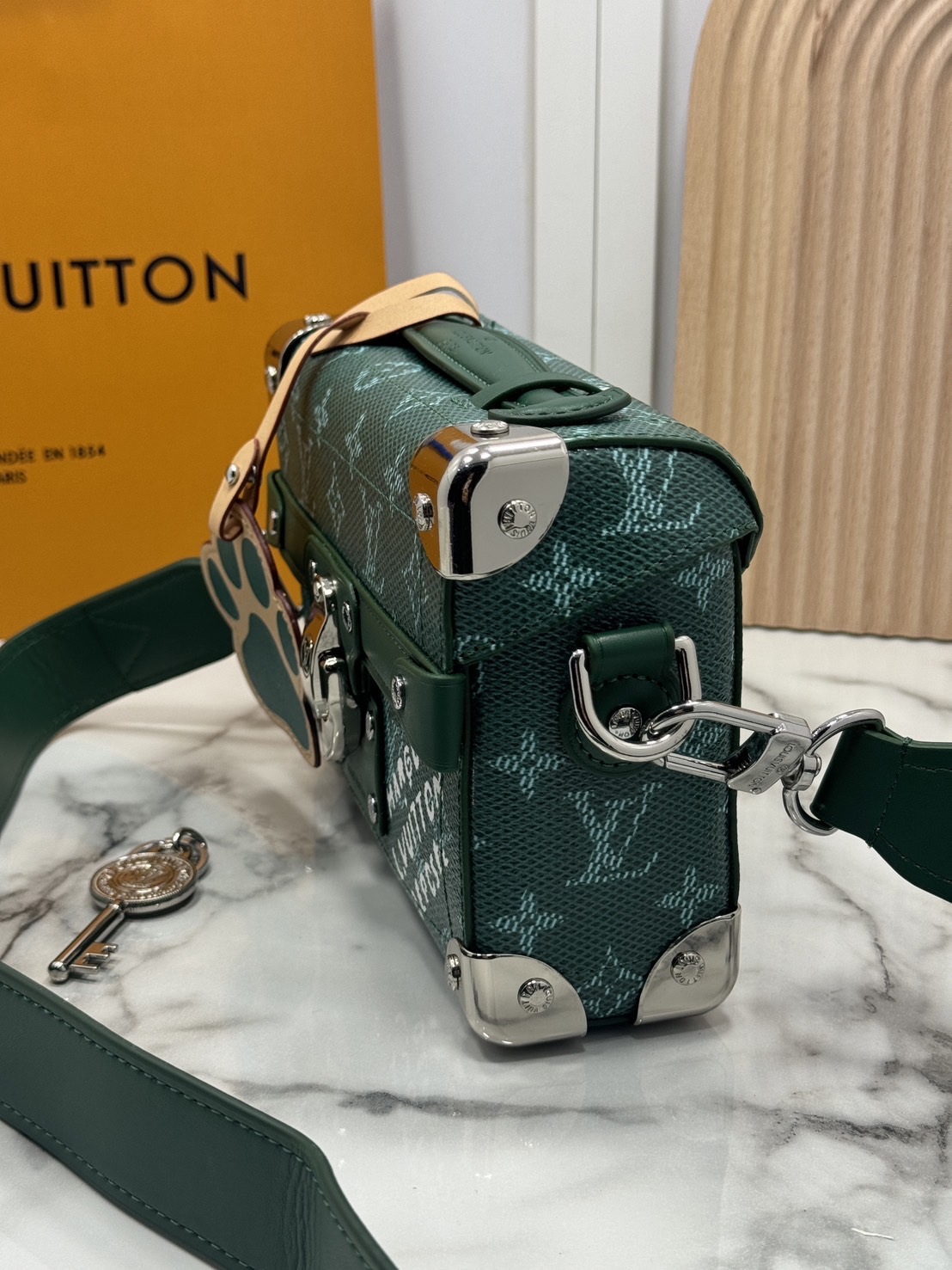 LV Soul Trunk Monogram Heritage Canvas Bag กระเป๋าสะพายทรงกล่องสีเขียวสดใส รุ่นใหม่สุดไอคอนิก มาพร้อมชาร์มห้อยรูปอุ้งเท้าน้องหมาน่ารักโดดเด่นน่ารักมากๆ สะพายข้างชิคๆ พร้อมตอบรับได้ทุกลุค ทุกสไตล์ไปเลยจ้า